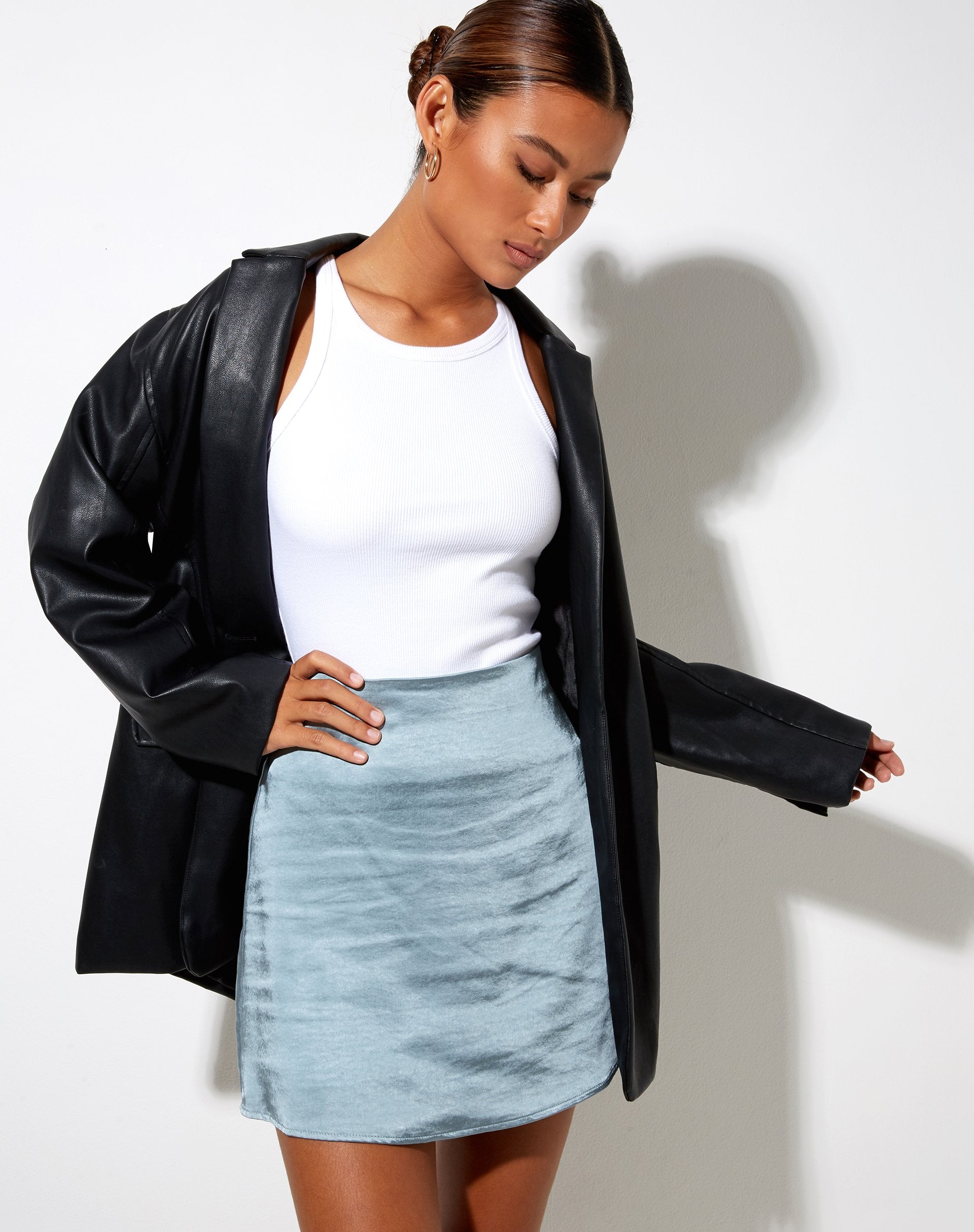 Bild von Sake Minirock aus Satin Hellblau