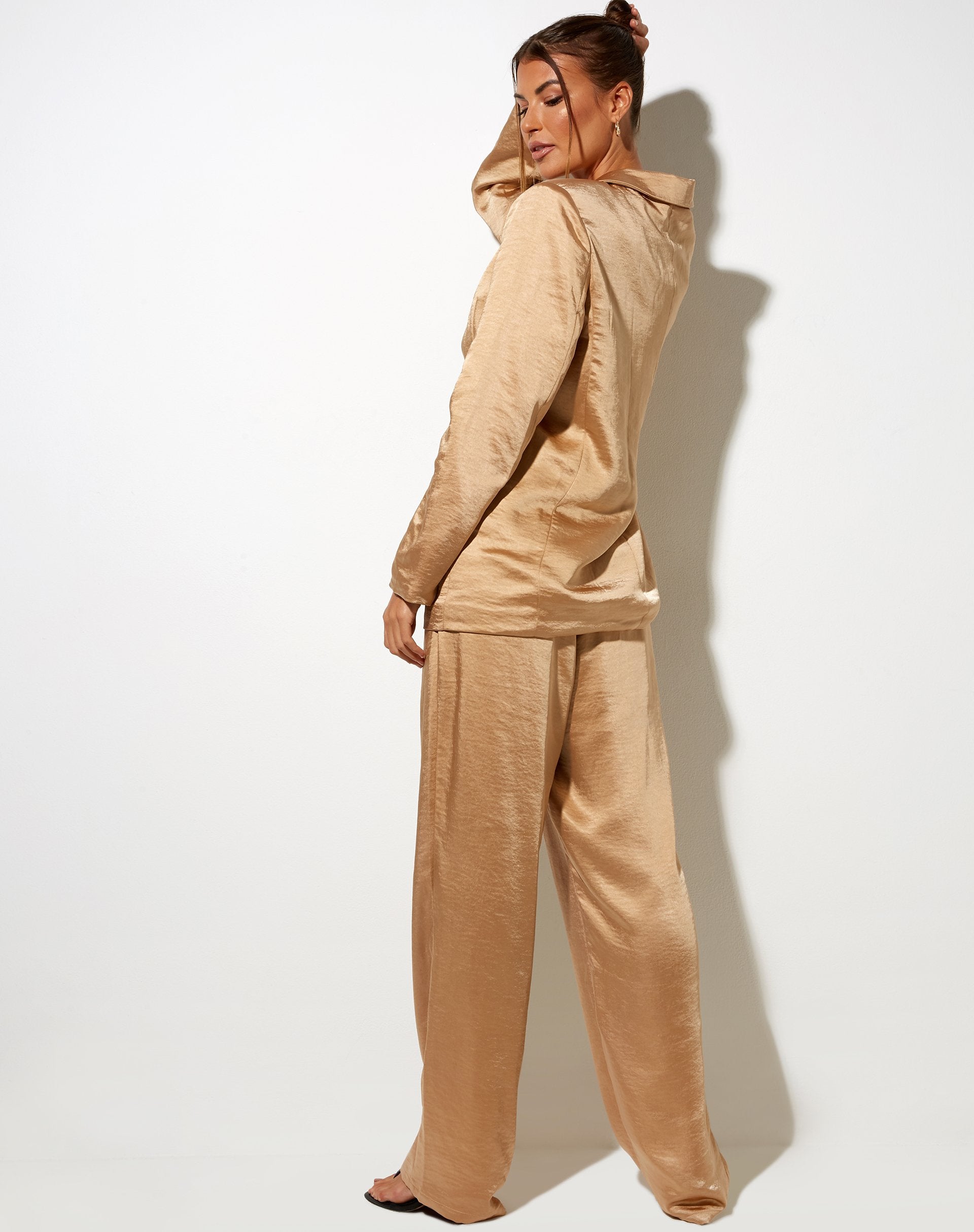 Bild der Sakila-Hose aus Satin Golden Sand