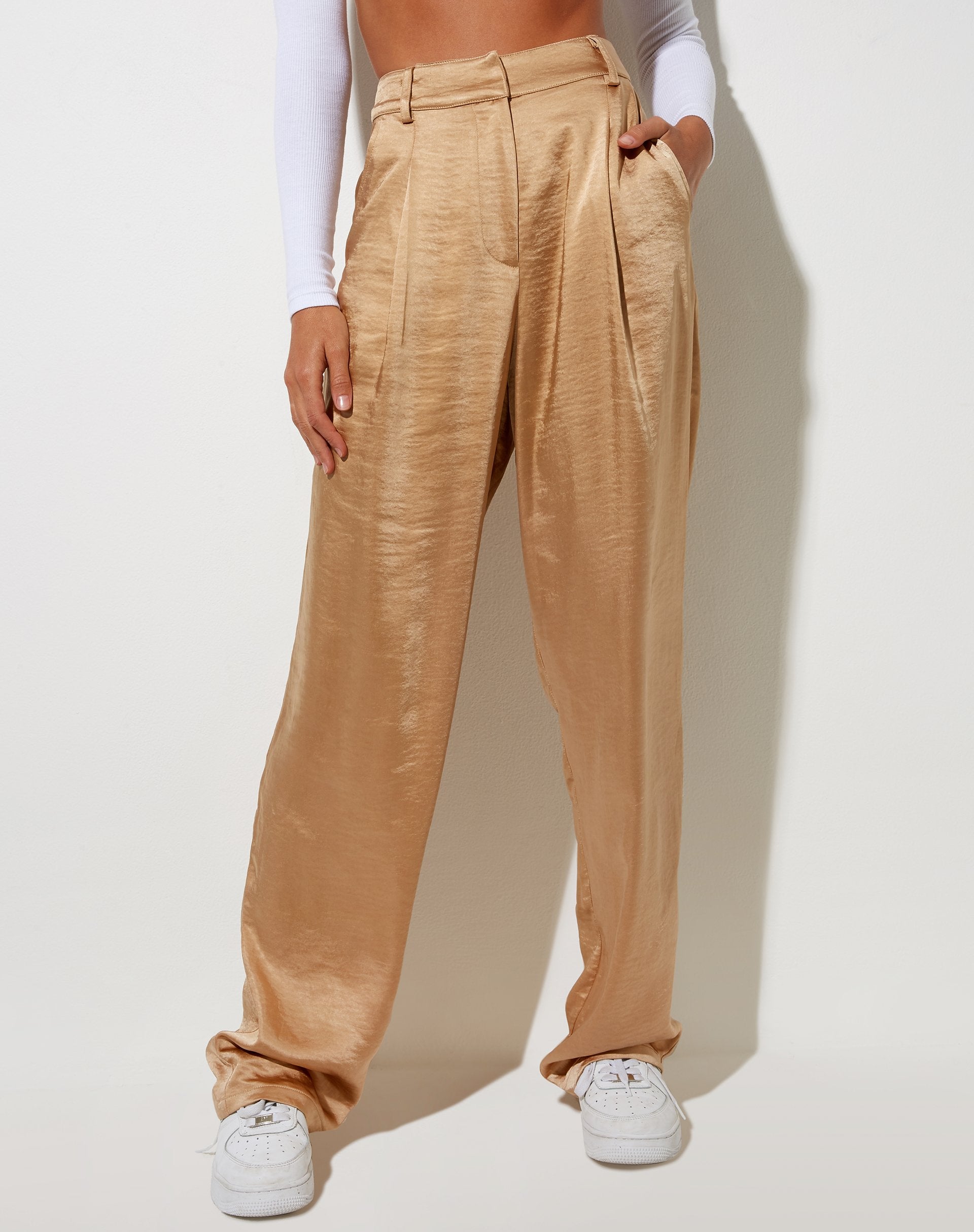 Bild der Sakila-Hose aus Satin Golden Sand