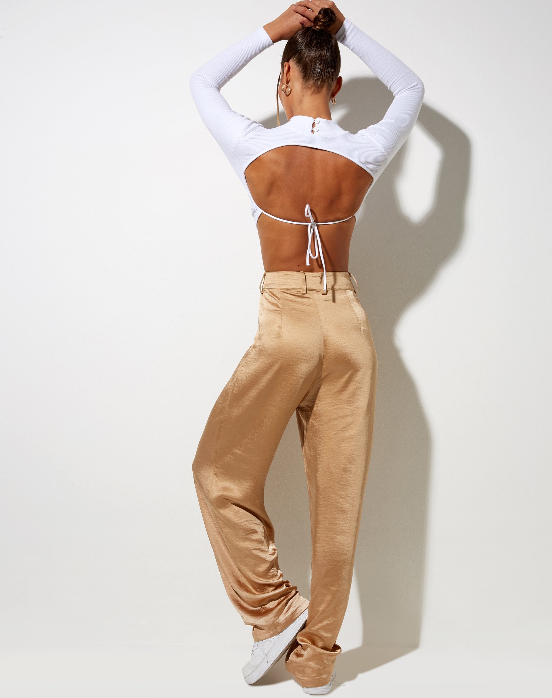 Bild der Sakila-Hose aus Satin Golden Sand