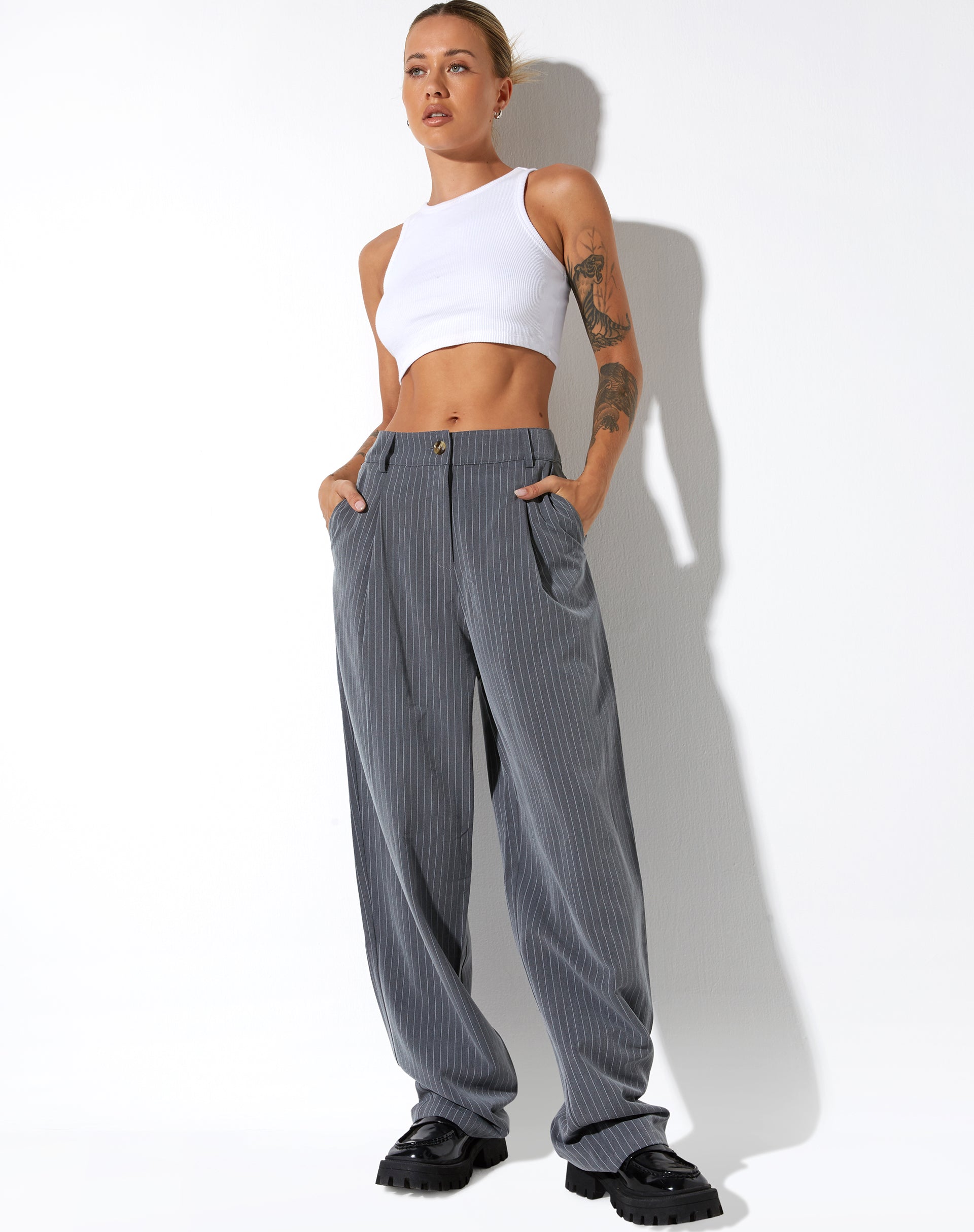 Abbildung der Sakila Tailored Trouser in Pinstripe Grey
