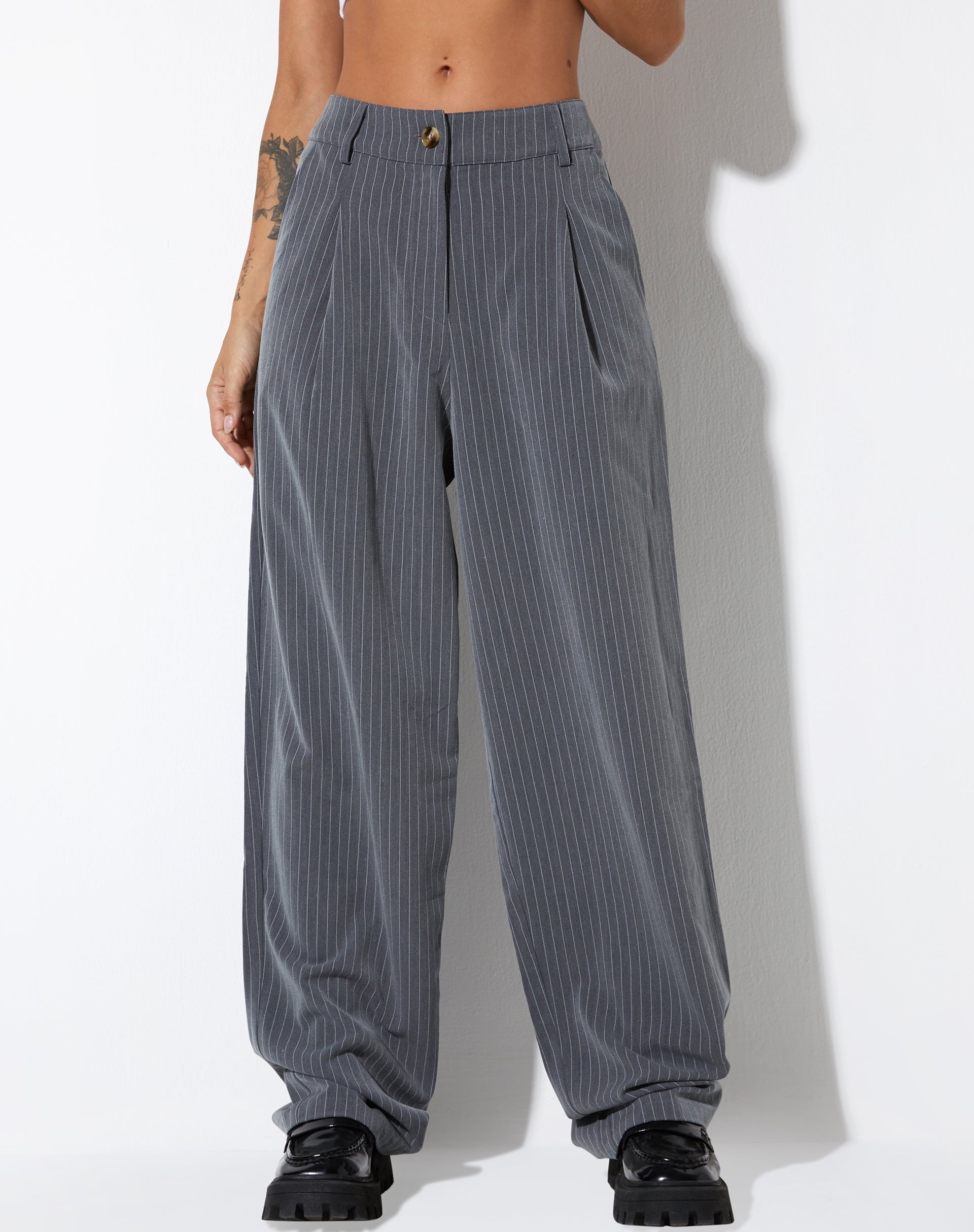 Abbildung der Sakila Tailored Trouser in Pinstripe Grey
