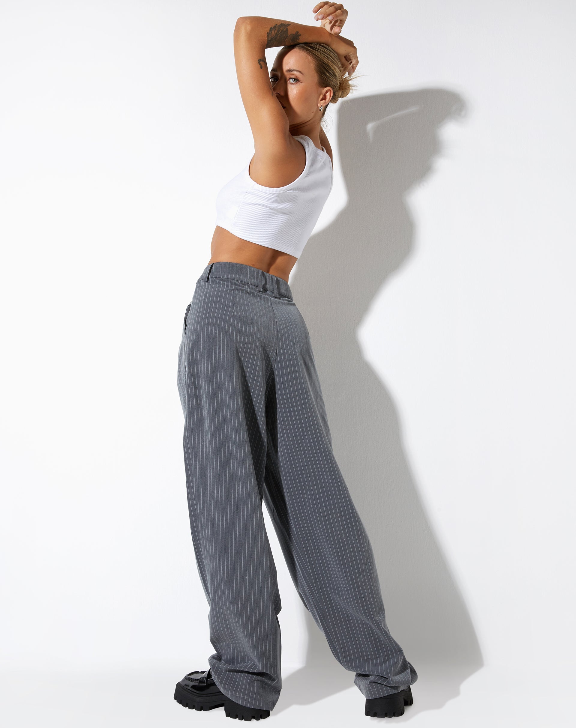 Abbildung der Sakila Tailored Trouser in Pinstripe Grey
