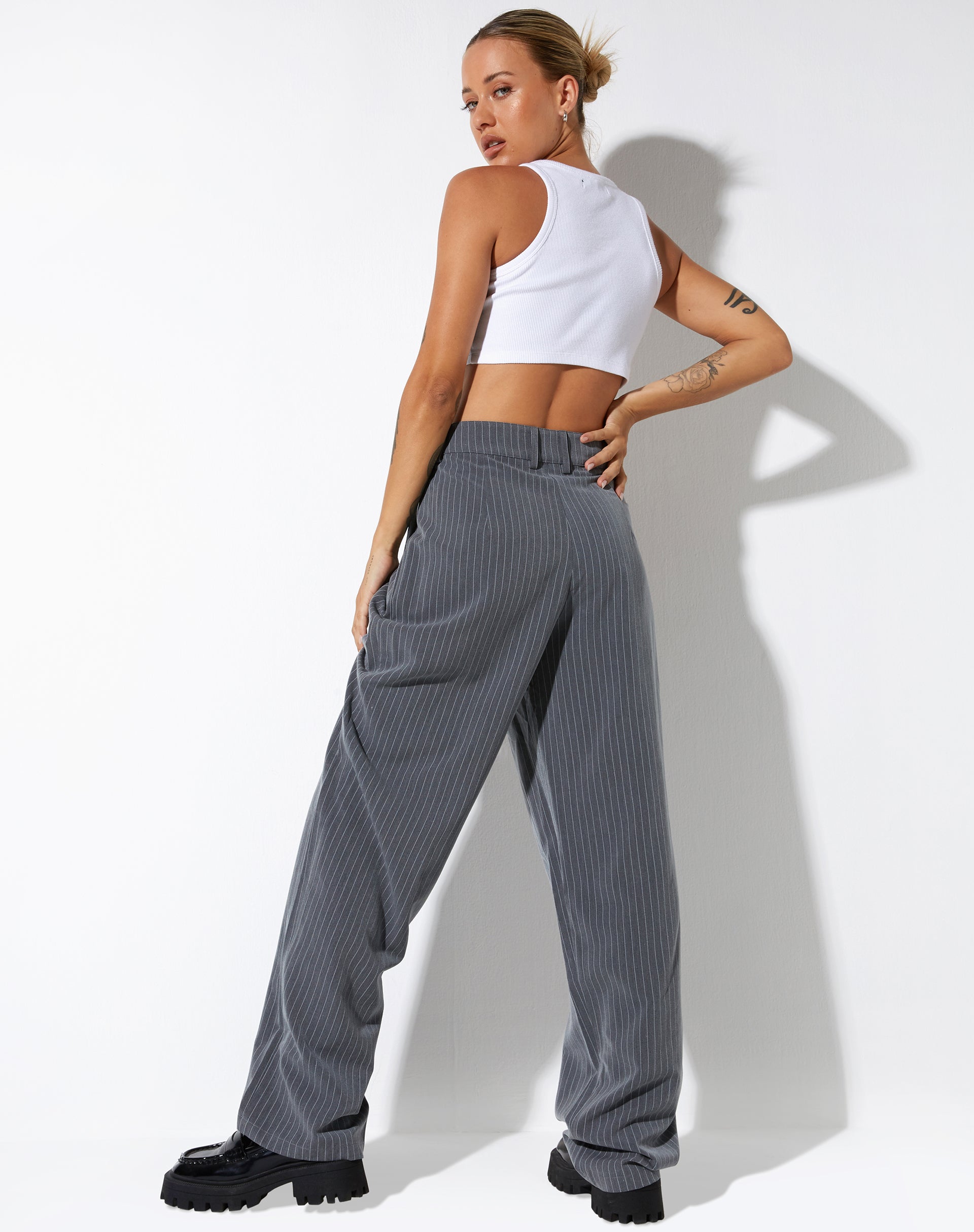 Abbildung der Sakila Tailored Trouser in Pinstripe Grey