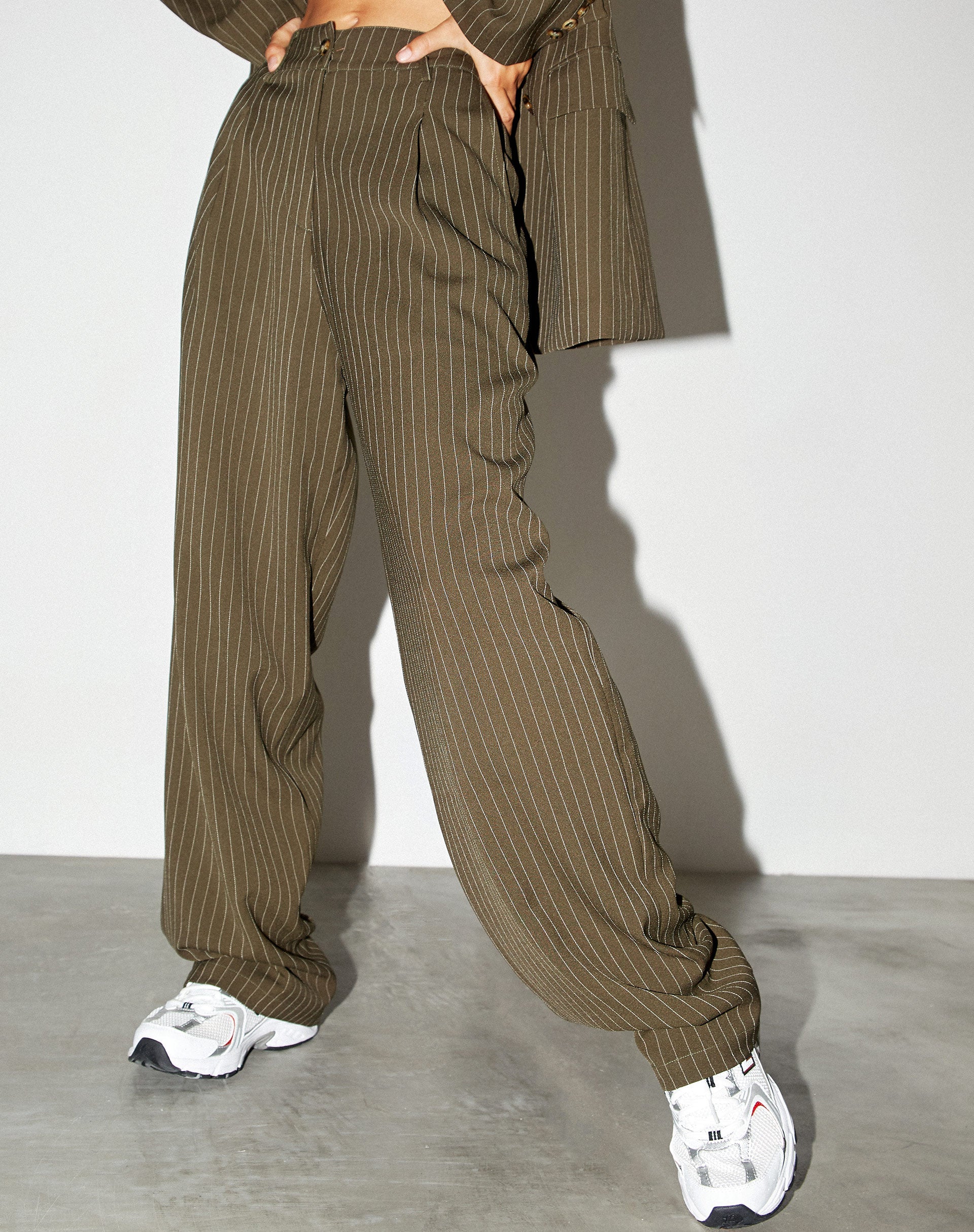 Bild der Sakila-Hose in Khaki mit Nadelstreifen