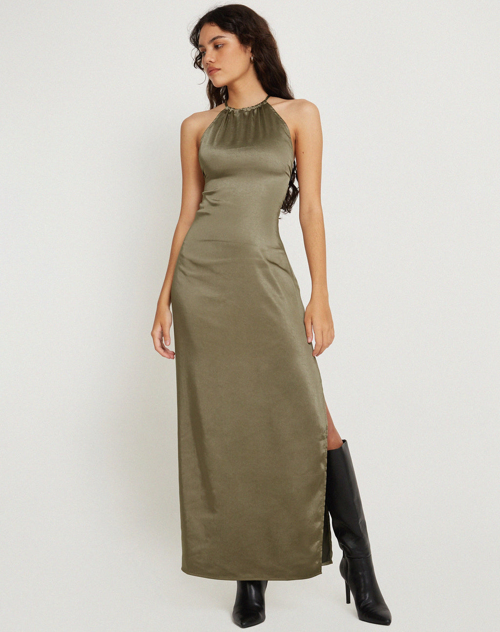 Salazar Neckholder Maxikleid aus Satin in Dunkel-Olive