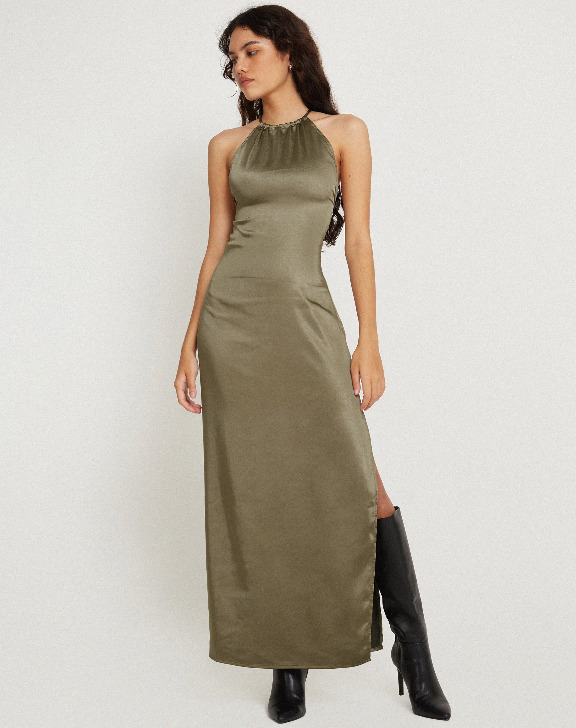 Bild von Salazar Neckholder Maxikleid aus Satin in Dunkel-Olive