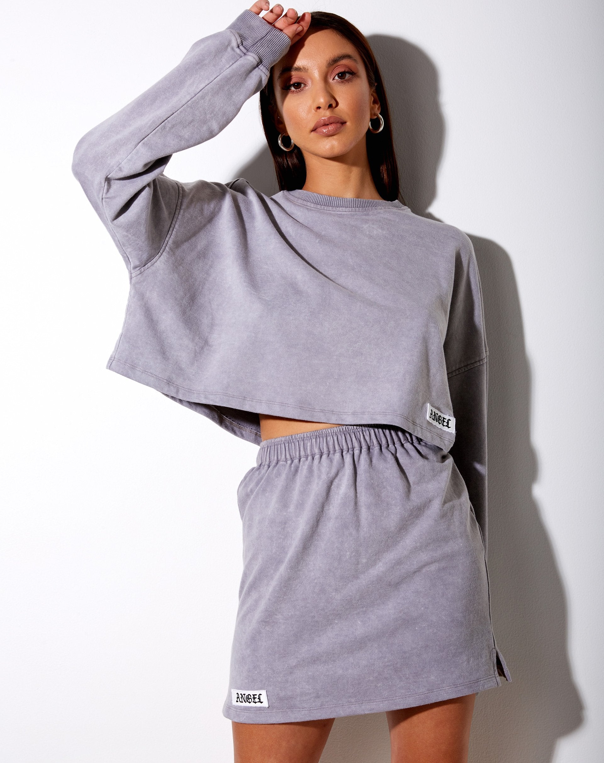 Bild von Fawly Crop Top in grauer Waschung Angel Embro Label