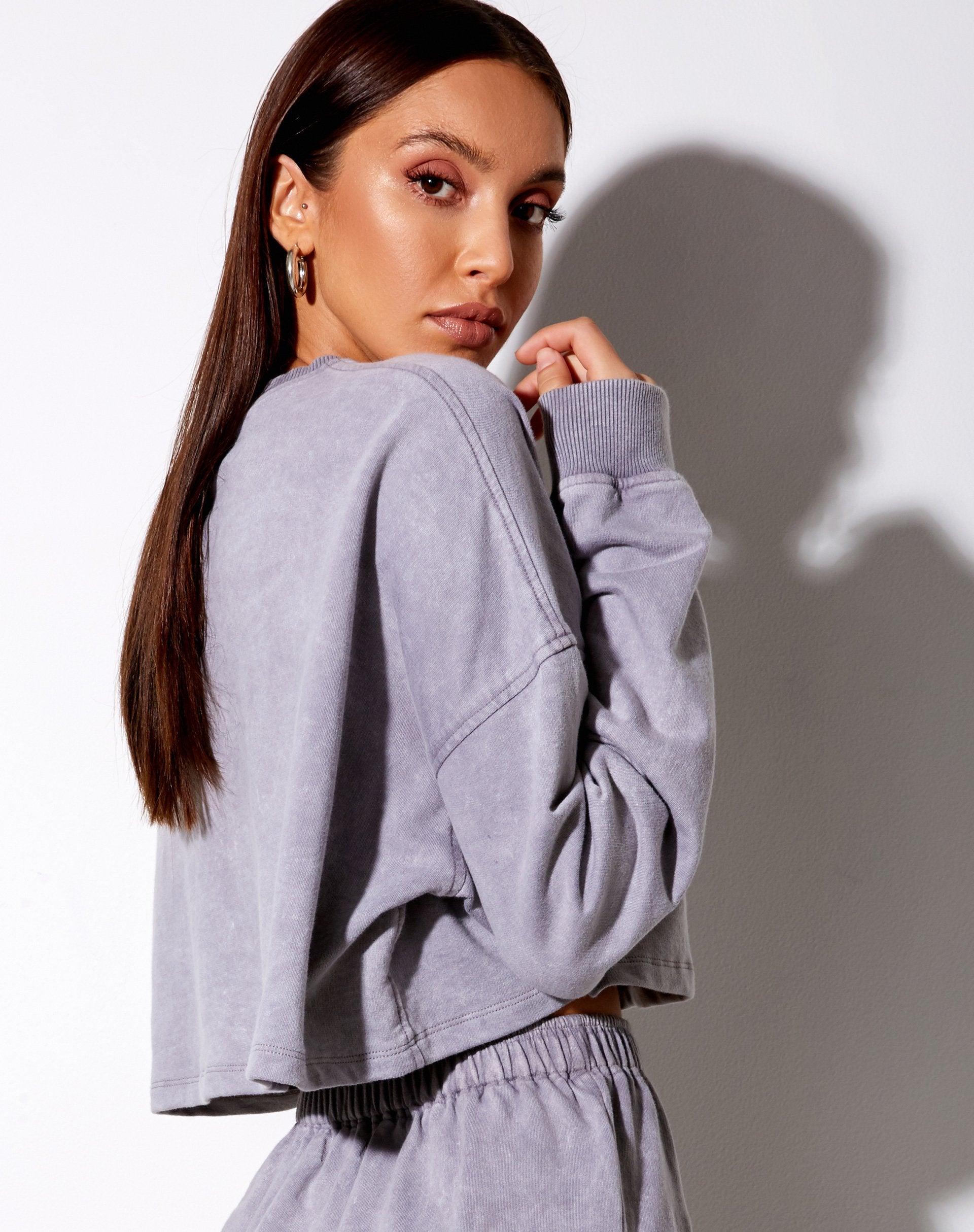 Bild von Fawly Crop Top in grauer Waschung Angel Embro Label