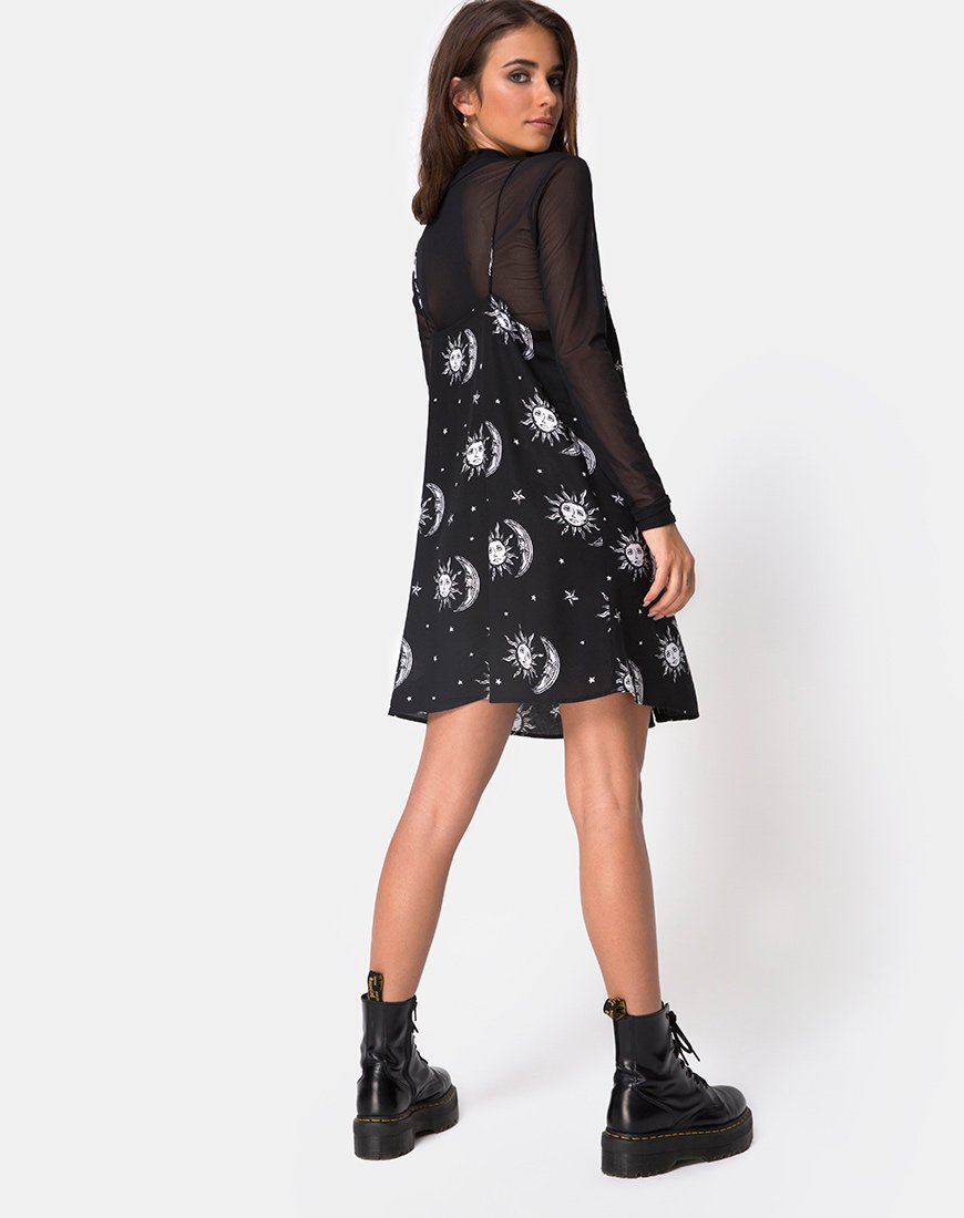 Bild von Sanna Slip Dress in Sonne Mond Sterne BW