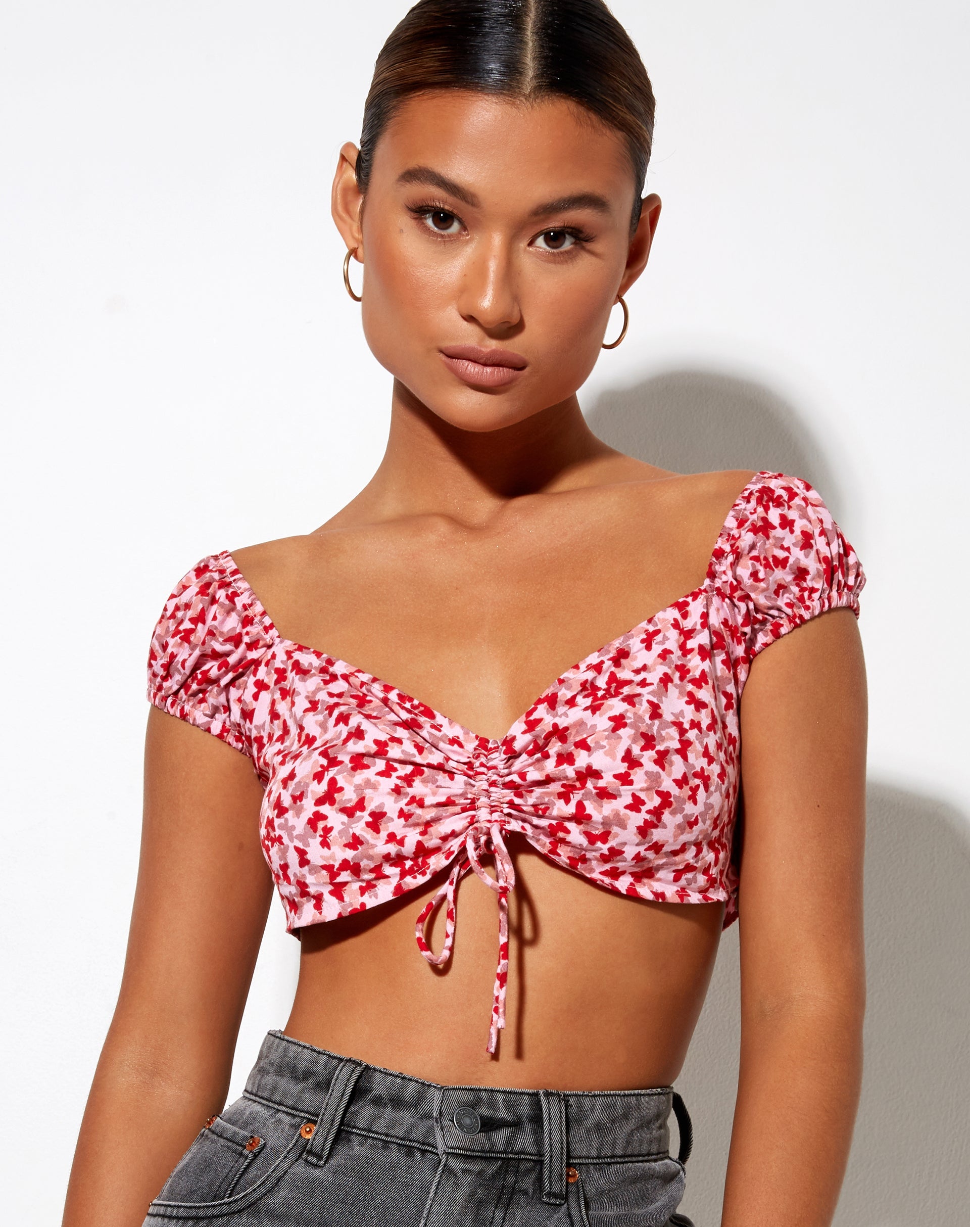 Bild von Sarae Crop Top in Ditsy Butterfly Pfirsich und Rot