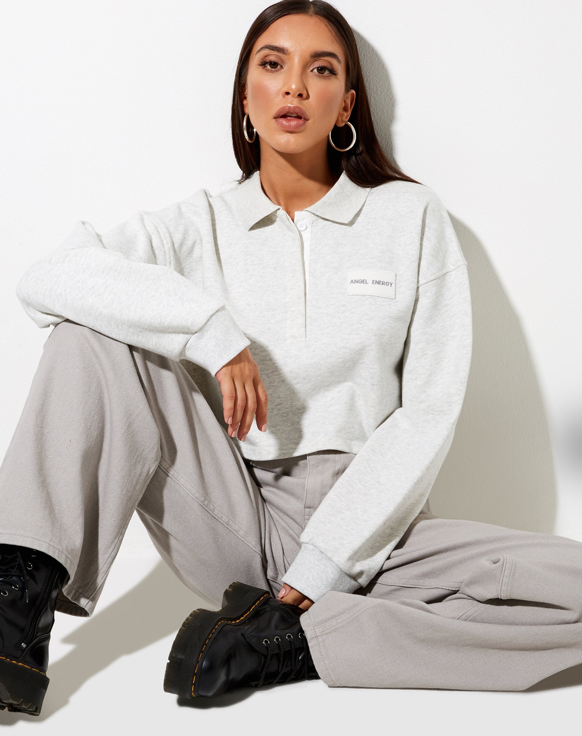 Bild von Saria Crop Top in grauer Waschung Angel Energy Label