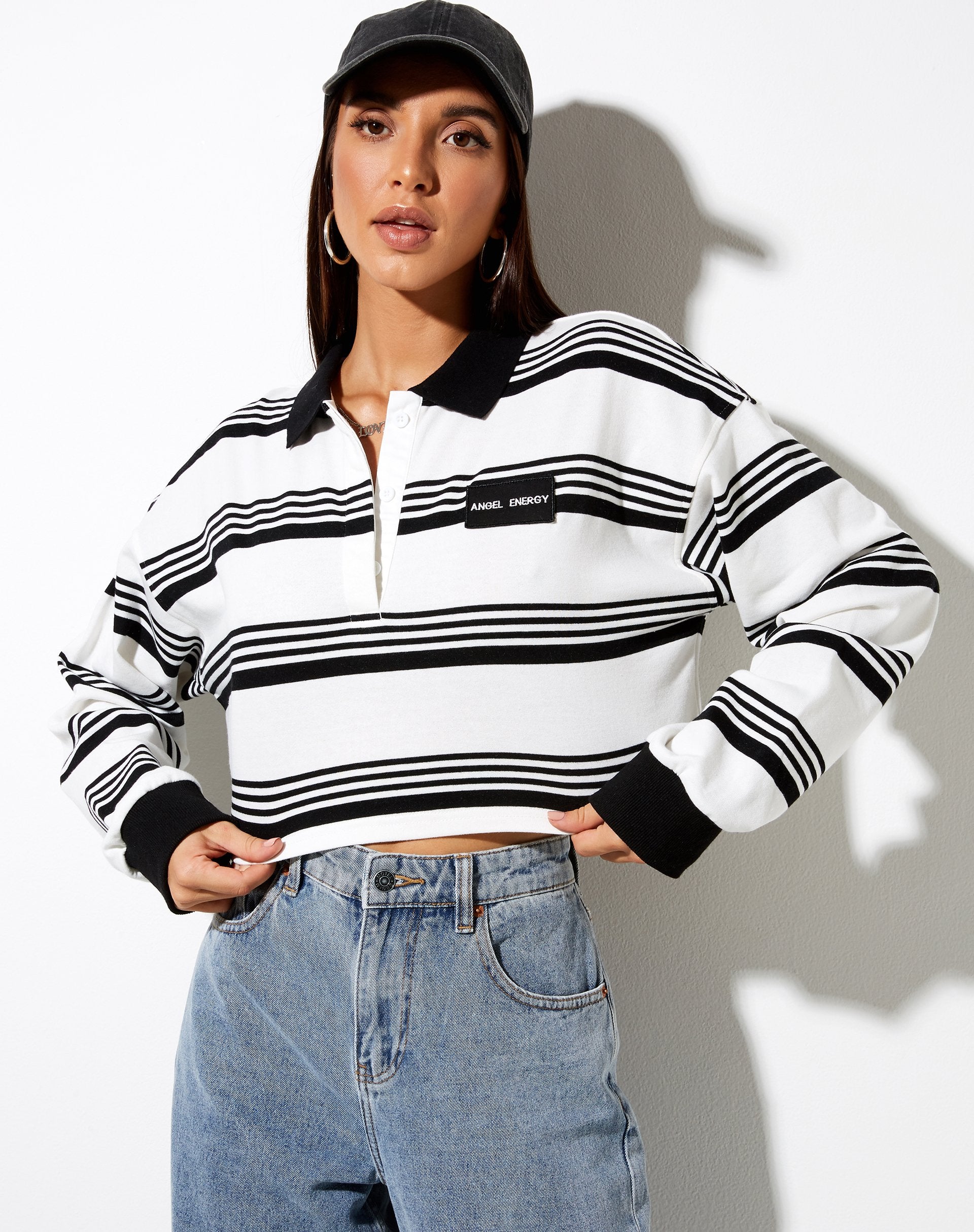 Bild von Saria Crop Top in Schwarz gestreift Angel Energy Label