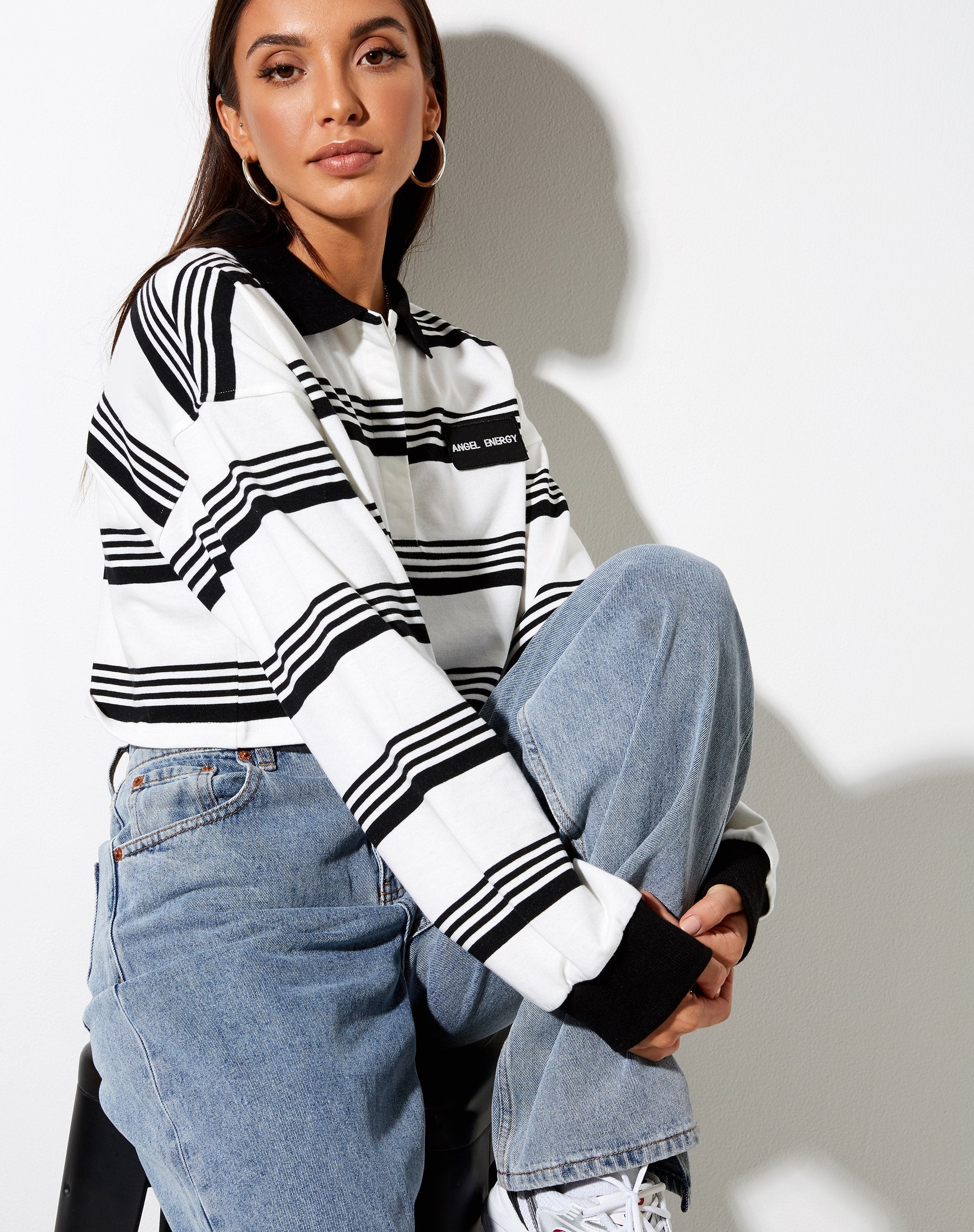Bild von Saria Crop Top in Schwarz gestreift Angel Energy Label