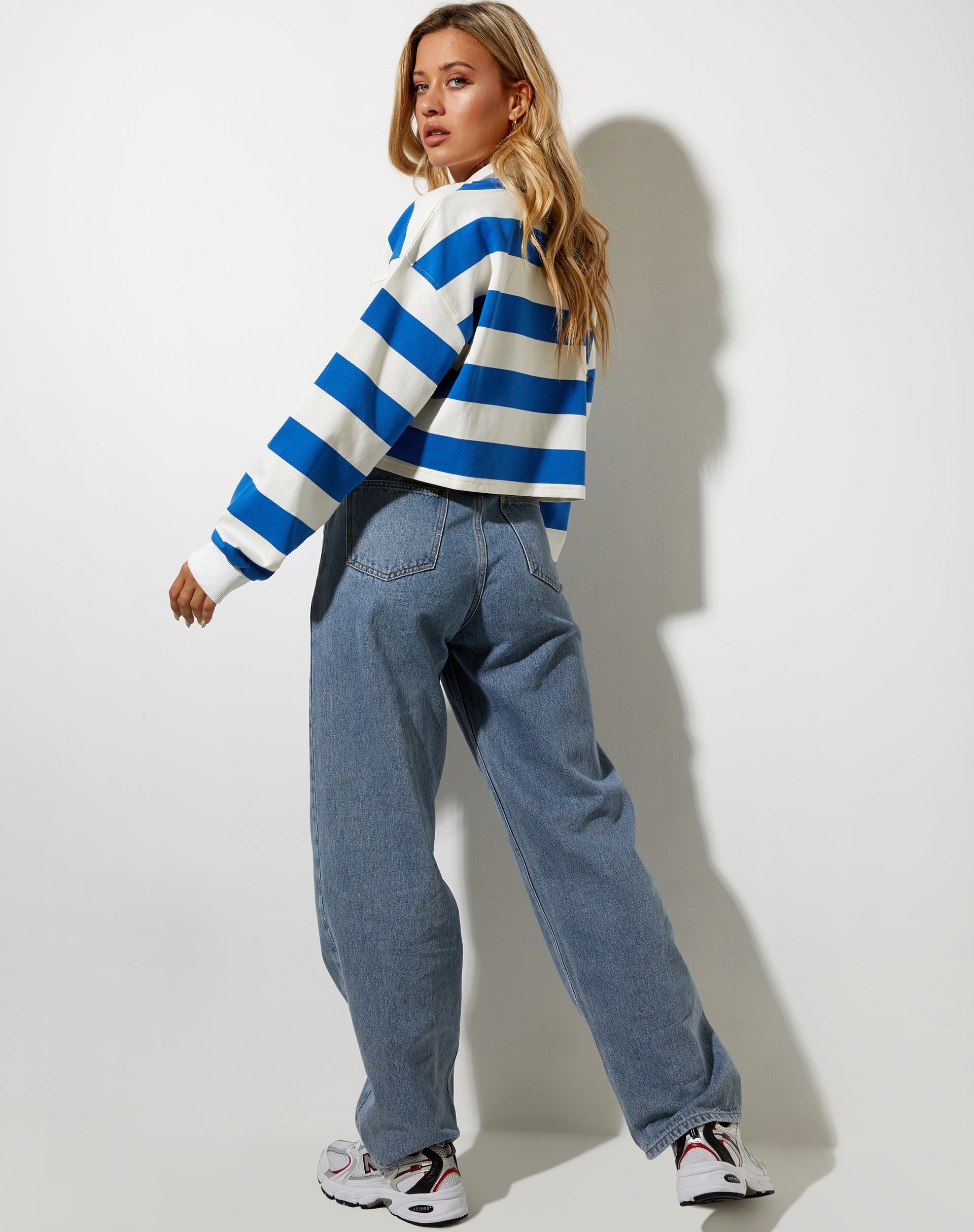 Image of Sarin Polo Top mit Streifen in Elfenbein und Blau
