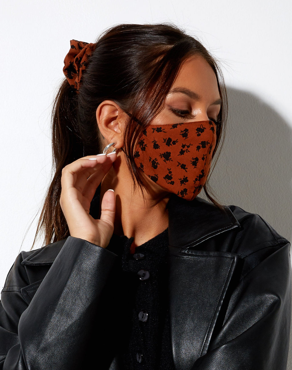 Gesichtsmaske in Dainty Daisy Bombay Brown