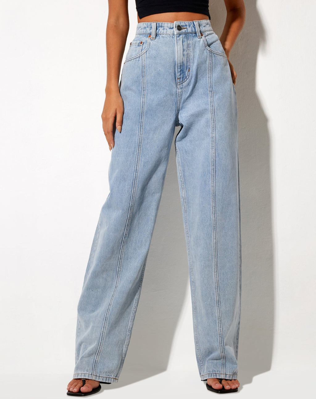 Nahtparallele Jeans in hellblauer Waschung