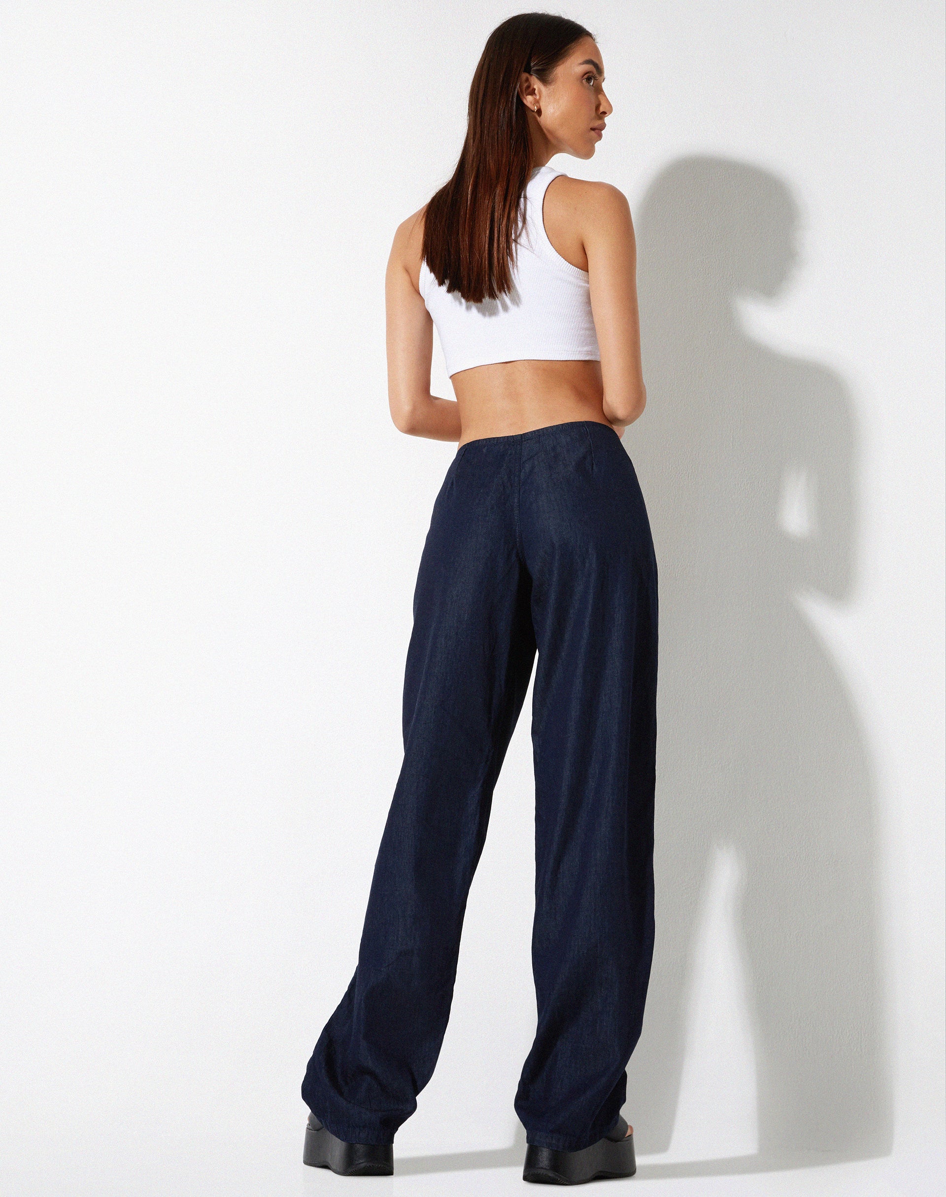 Abbildung der Sedna Wide Leg Trouser in Denim Blue Chambray