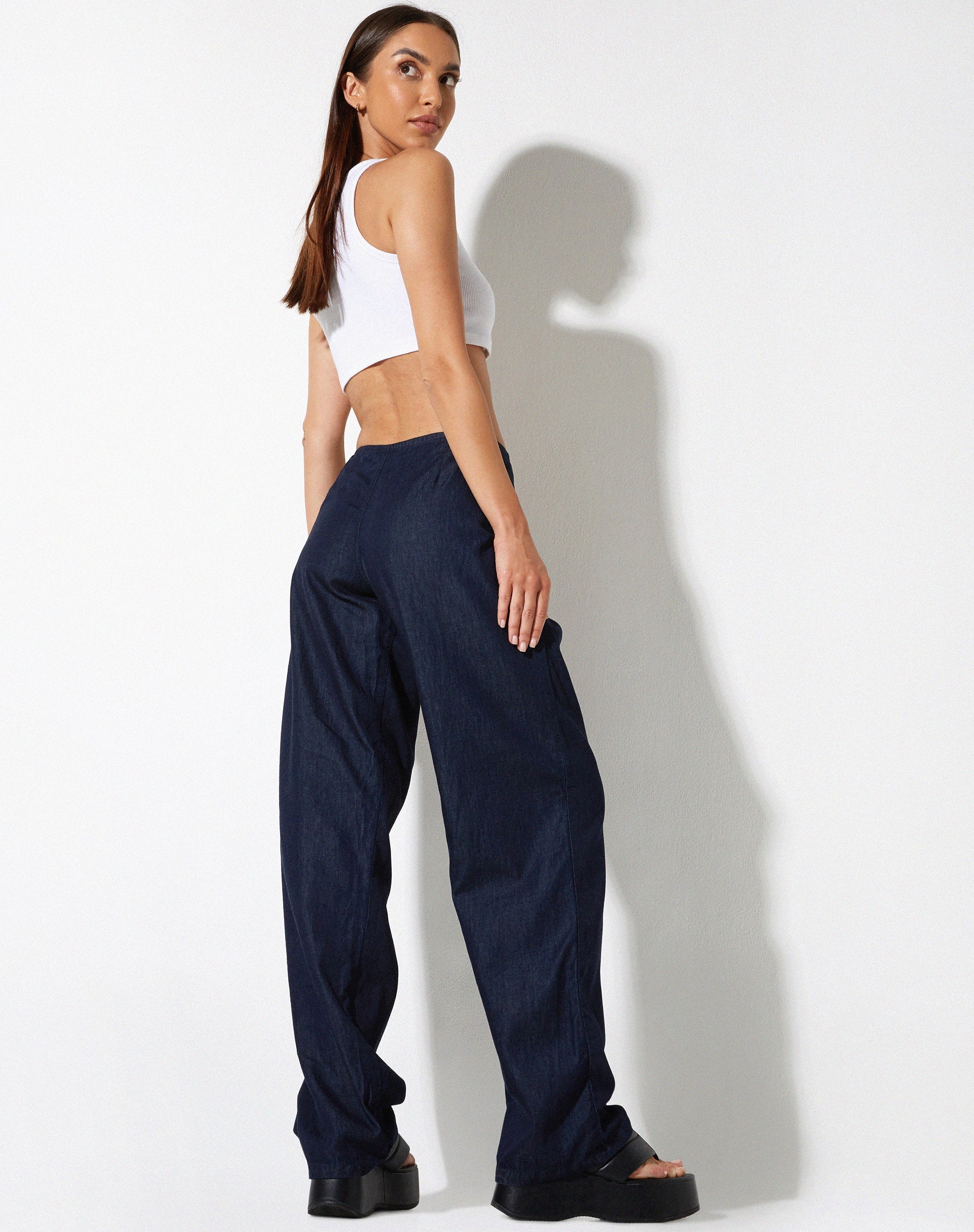 Abbildung der Sedna Wide Leg Trouser in Denim Blue Chambray
