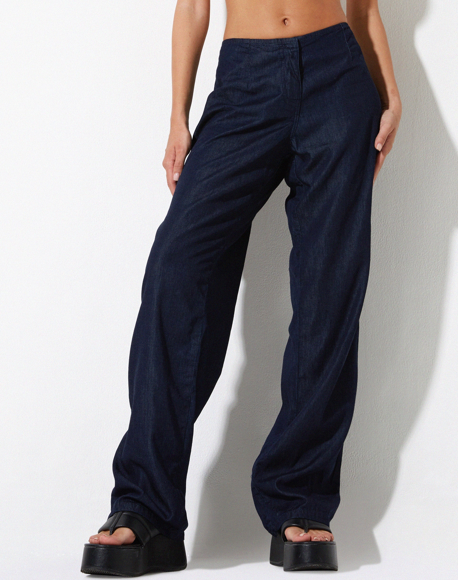 Abbildung der Sedna Wide Leg Trouser in Denim Blue Chambray