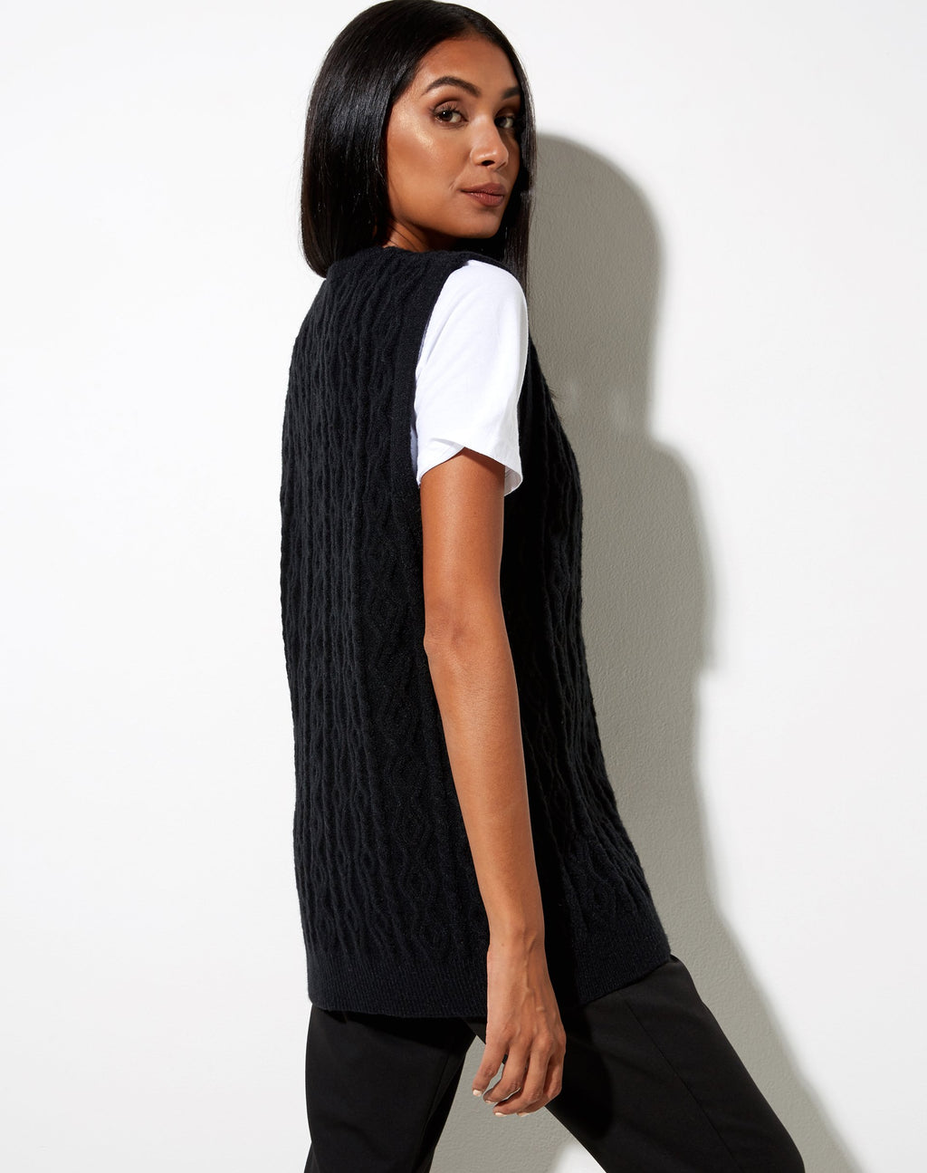 Selvi Cardi in Schwarz gestrickt