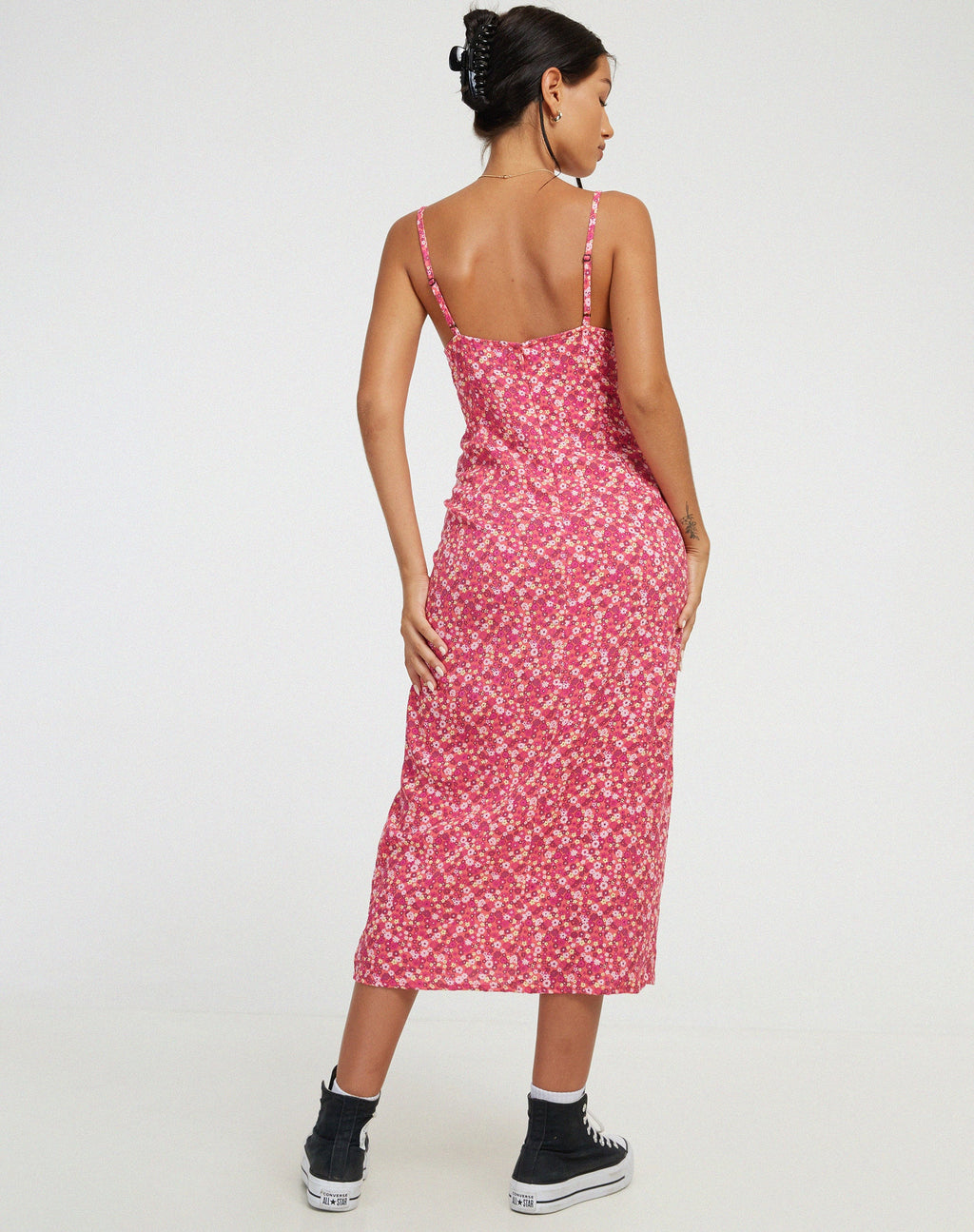 Shiori Midikleid in Rosa mit Zickzack-Blumenmuster