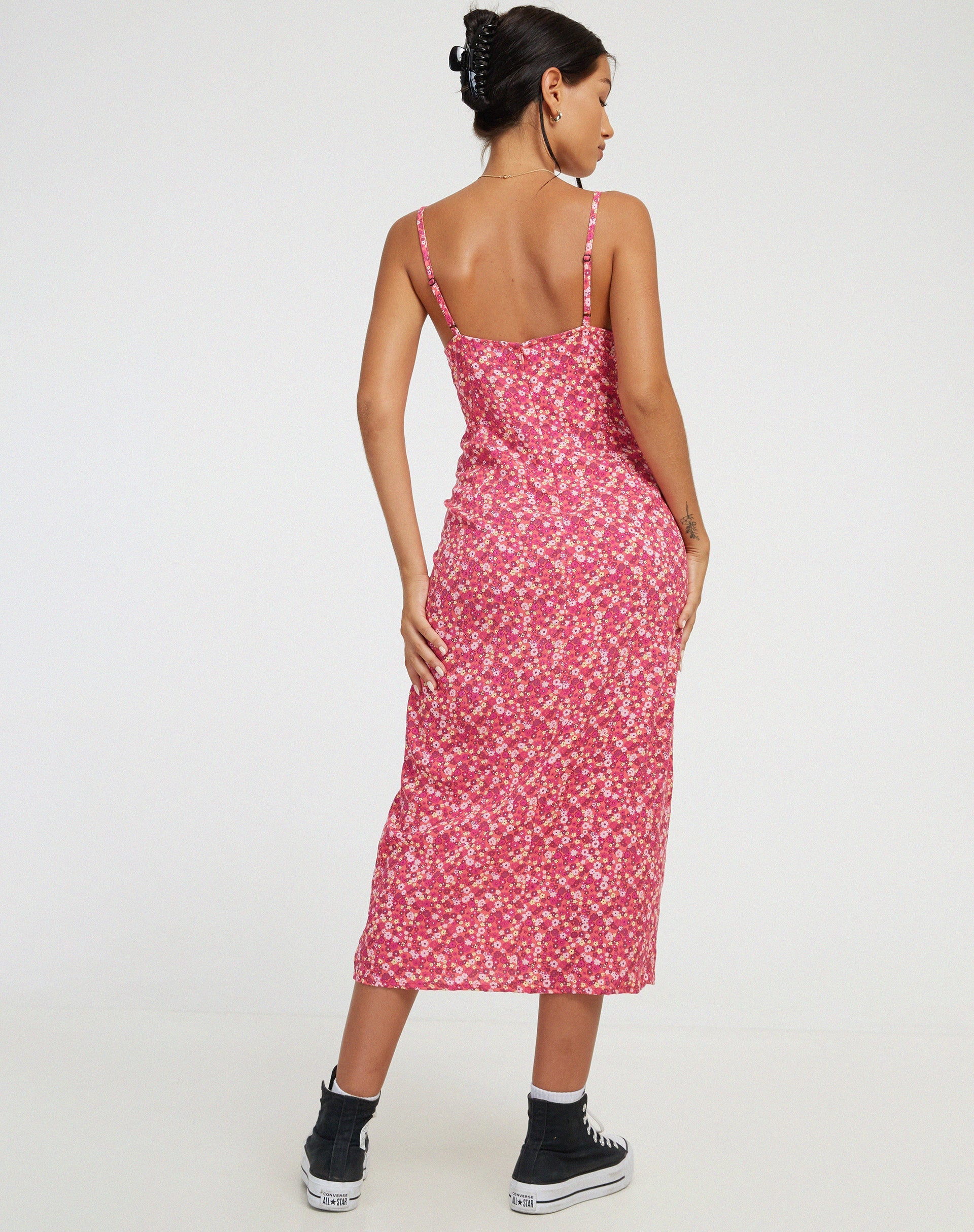 Bild von Shiori Midikleid in Ditsy Floral PinkShiori Midikleid in Ditsy Floral Pink