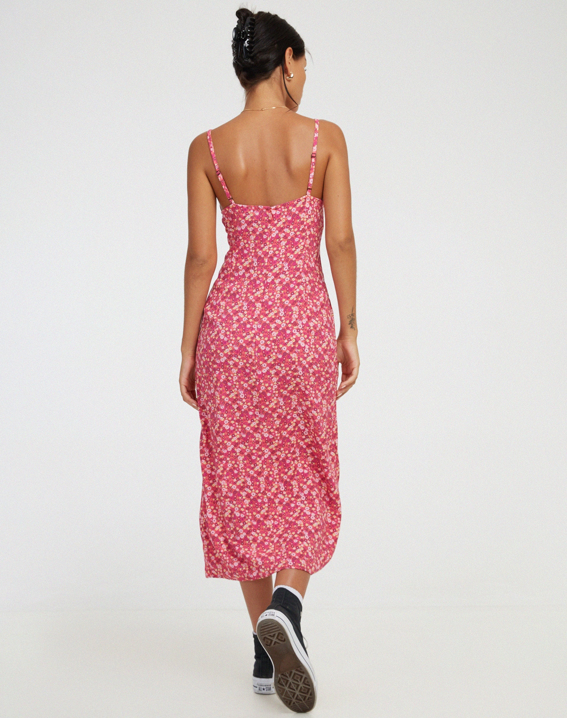 Bild von Shiori Midikleid in Ditsy Floral PinkShiori Midikleid in Ditsy Floral Pink