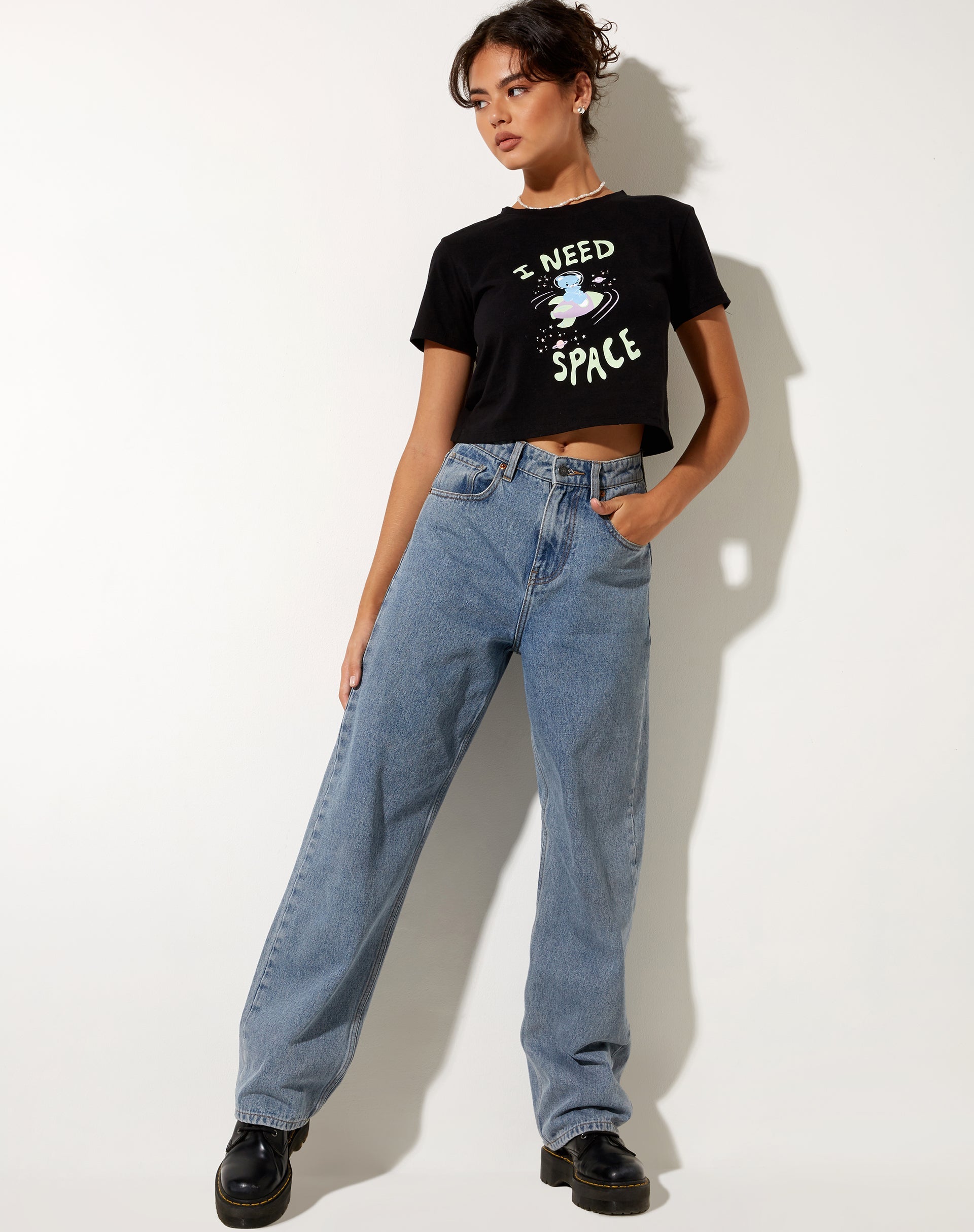 Bild von Shrunk Tee in Schwarz I Need Space