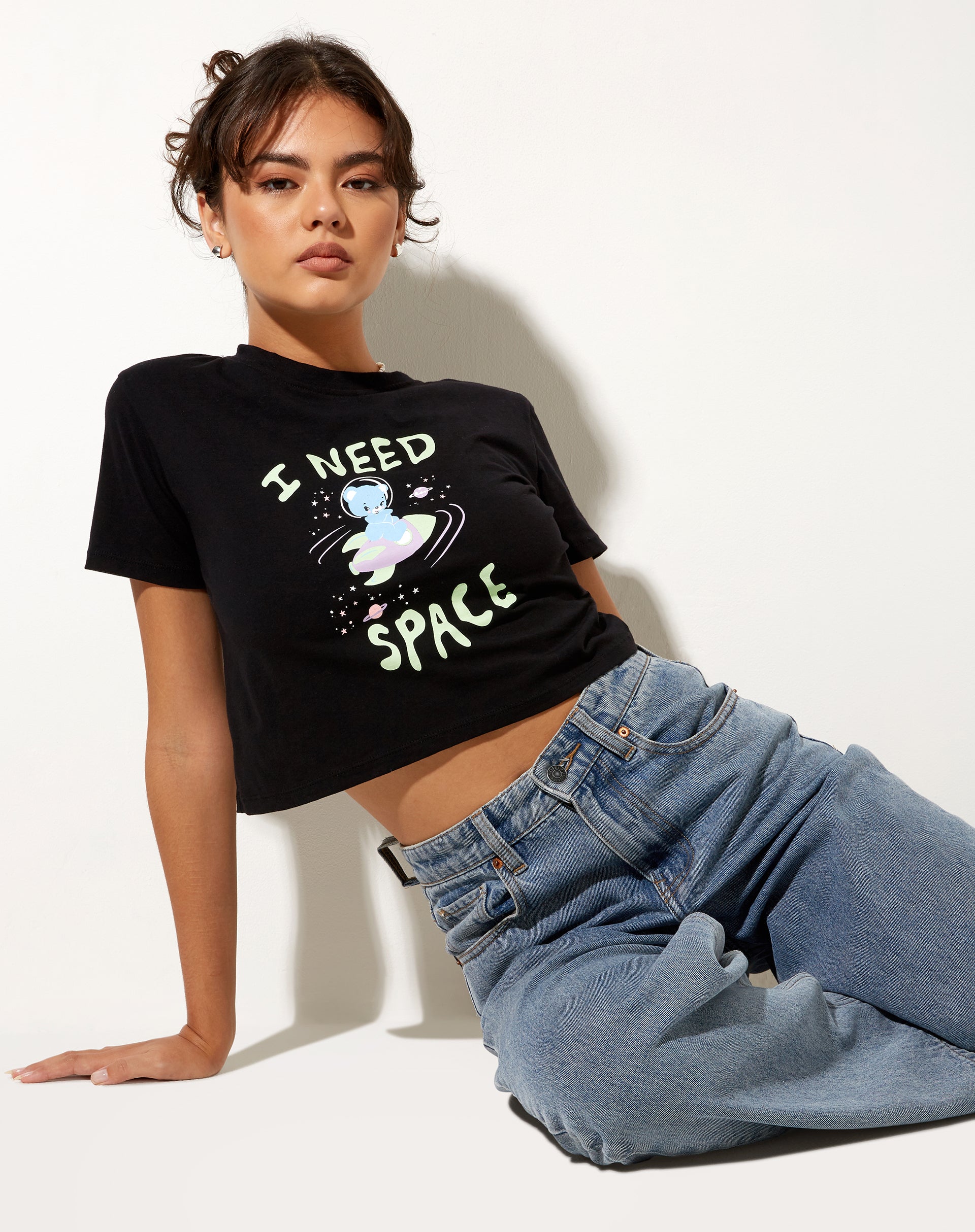 Bild von Shrunk Tee in Schwarz I Need Space