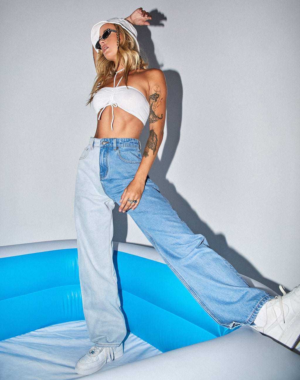 Half and Half Parallel Jean in Light Wash und Bleach Denim