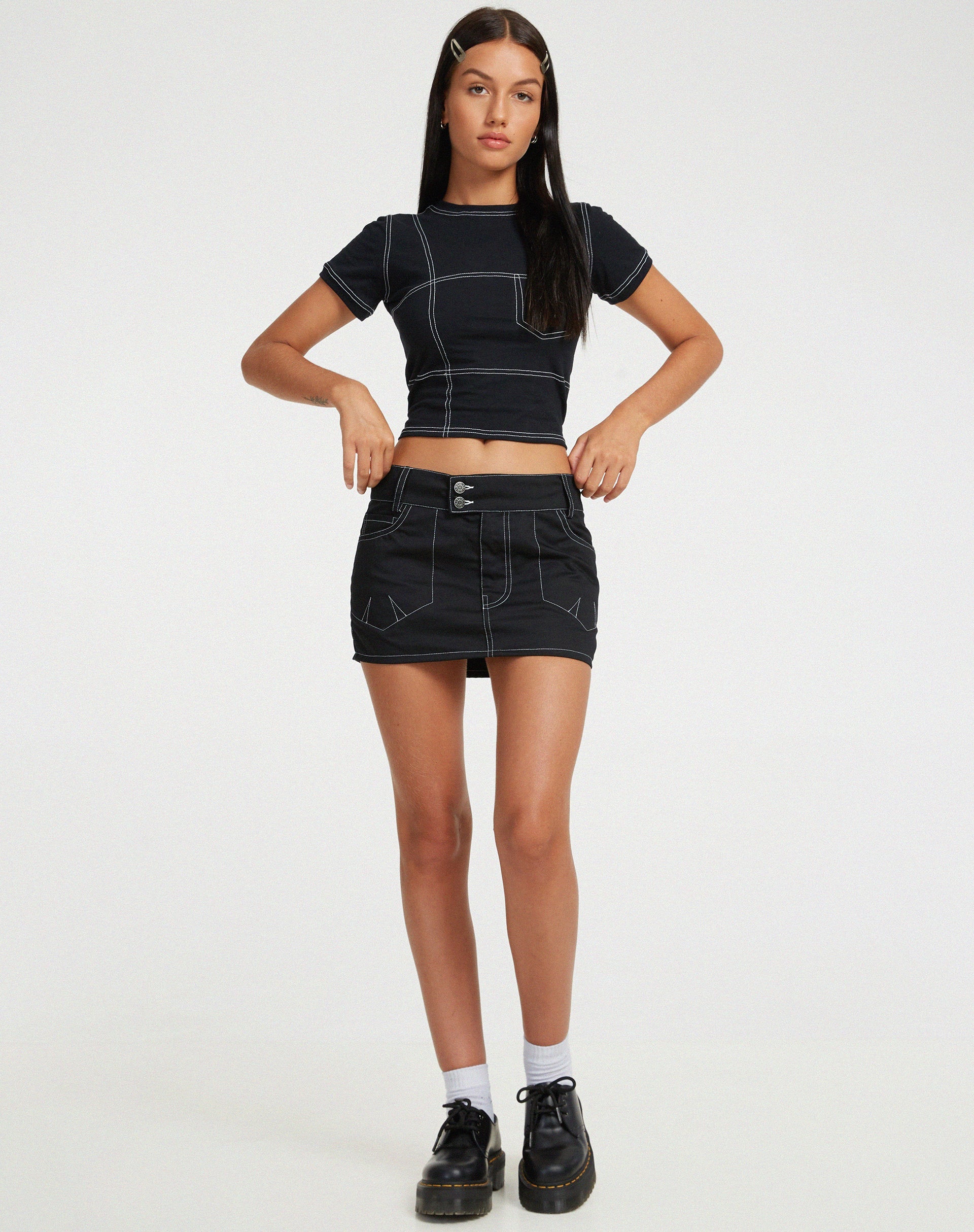 Bild von Shyla Cropped Tee in Schwarz mit weißer Naht