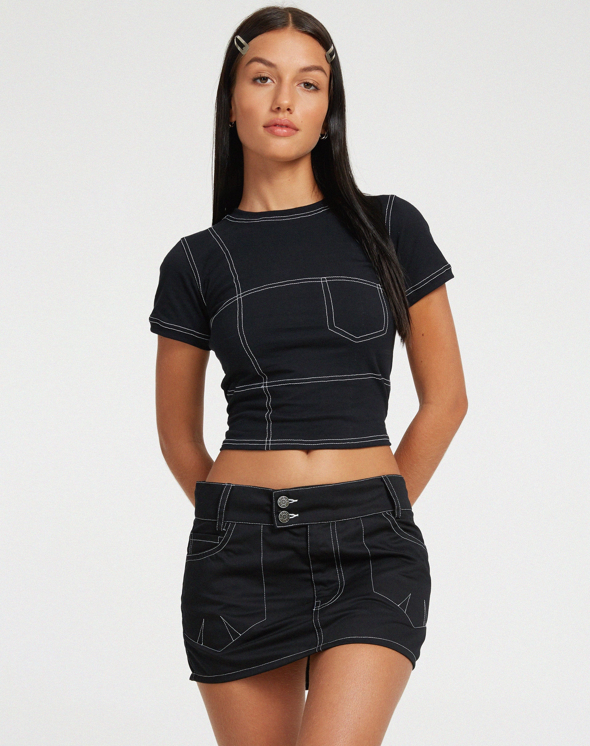 Bild von Shyla Cropped Tee in Schwarz mit weißer Naht