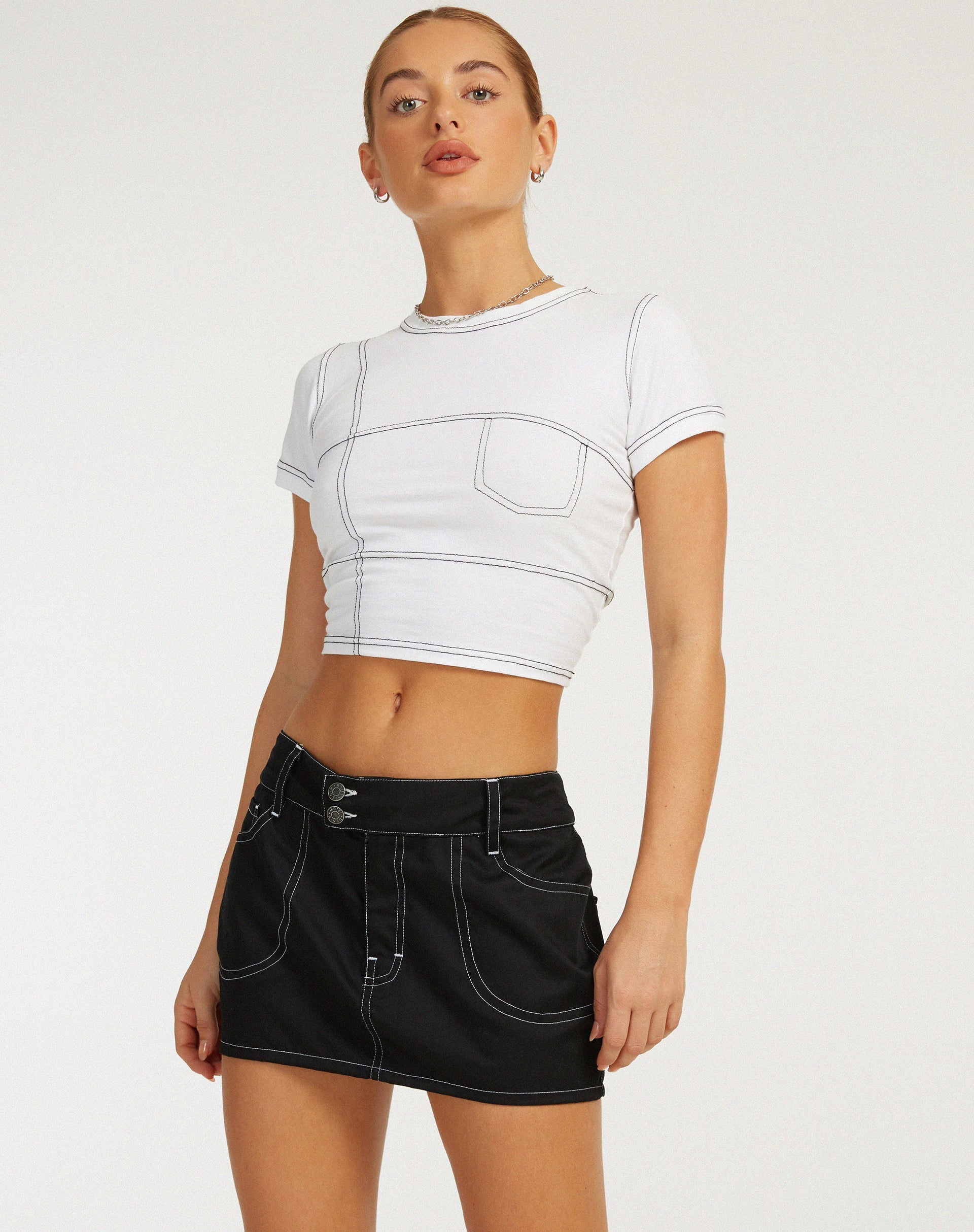 Bild von Shyla Cropped Tee in Weiß mit schwarzer Naht