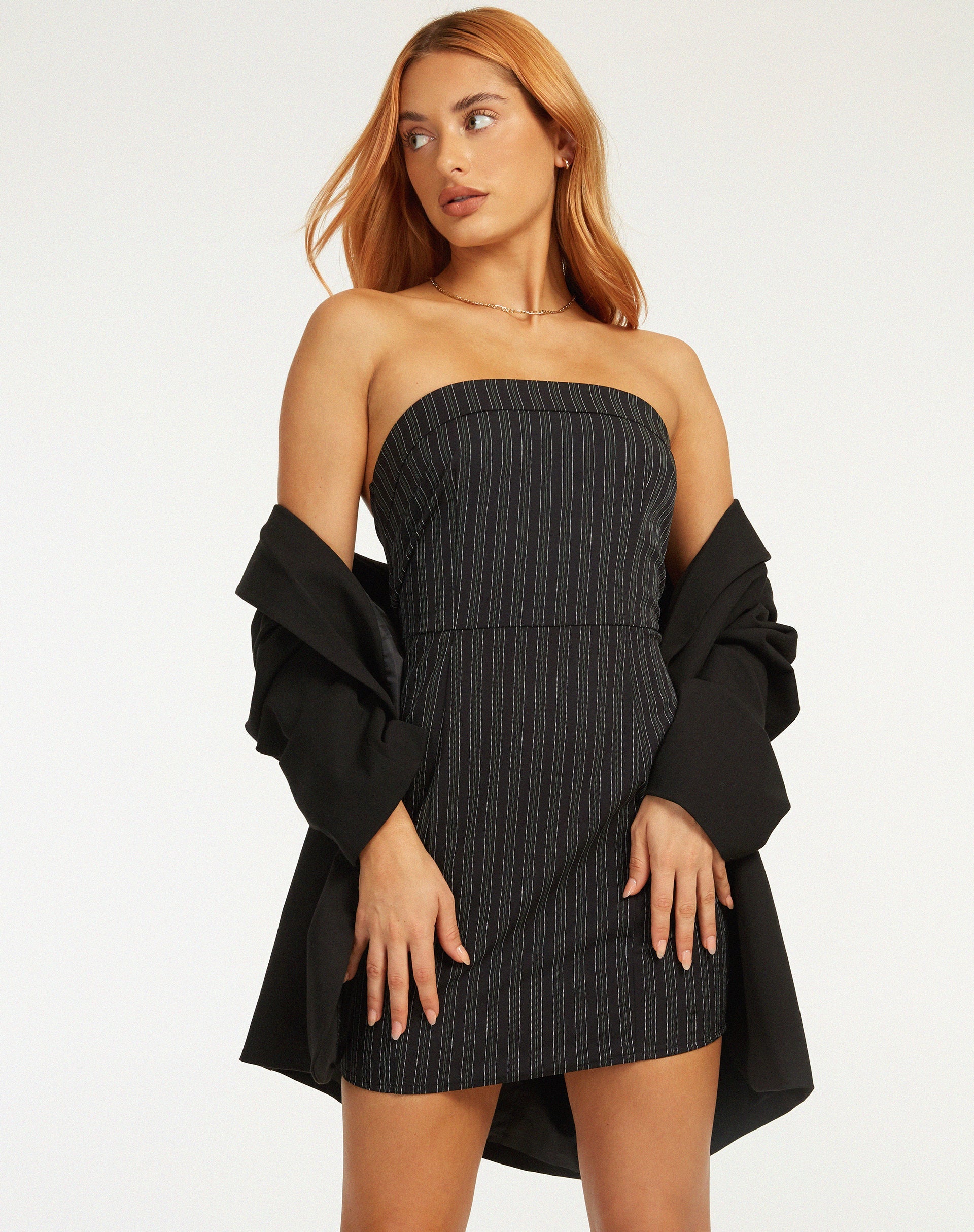 Bild von Siria Bandeau-Kleid mit unregelmäßigen Streifen Schwarz