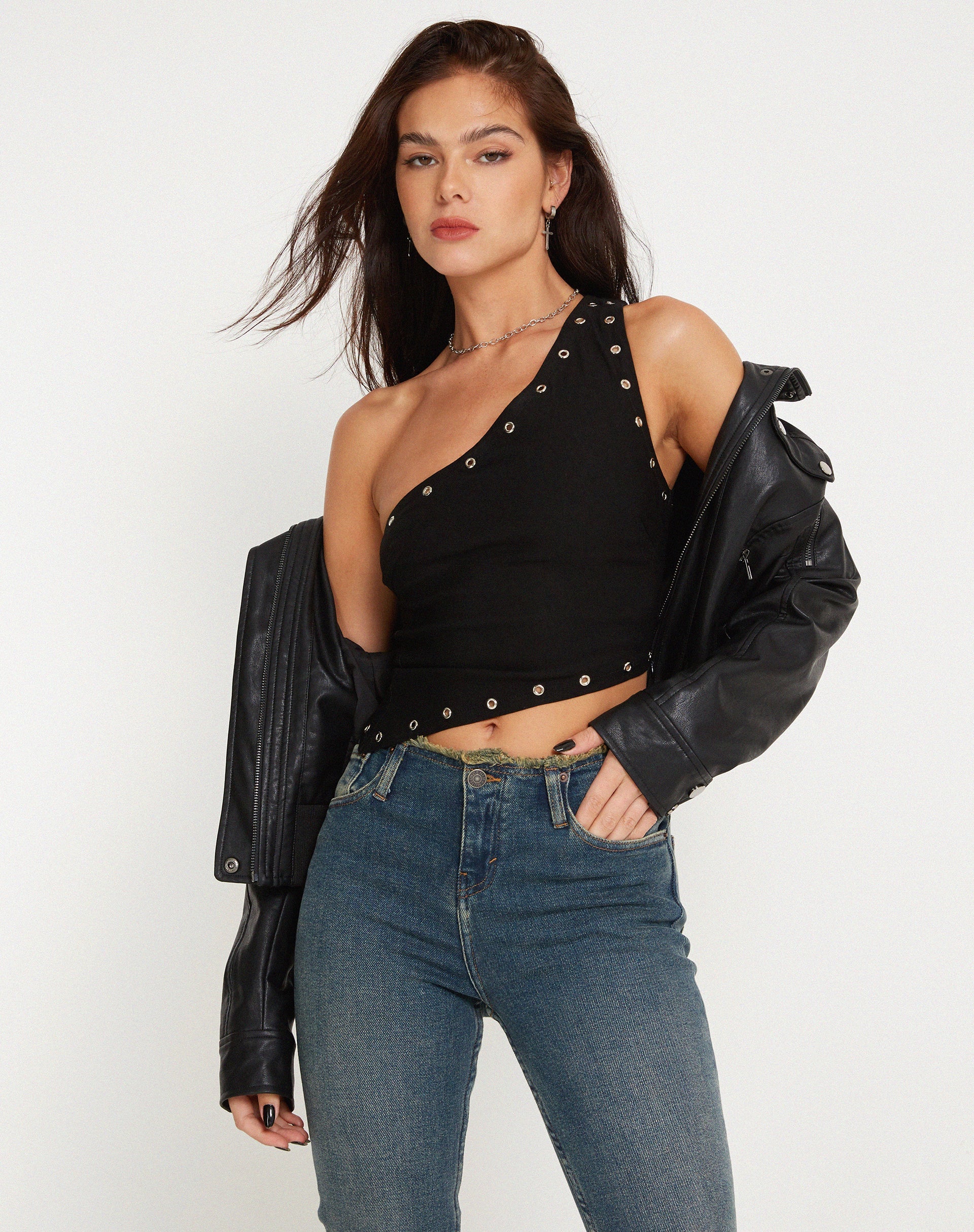 Bild von Soyuna Asymmetrisches Crop Top in Schwarz mit Ösen