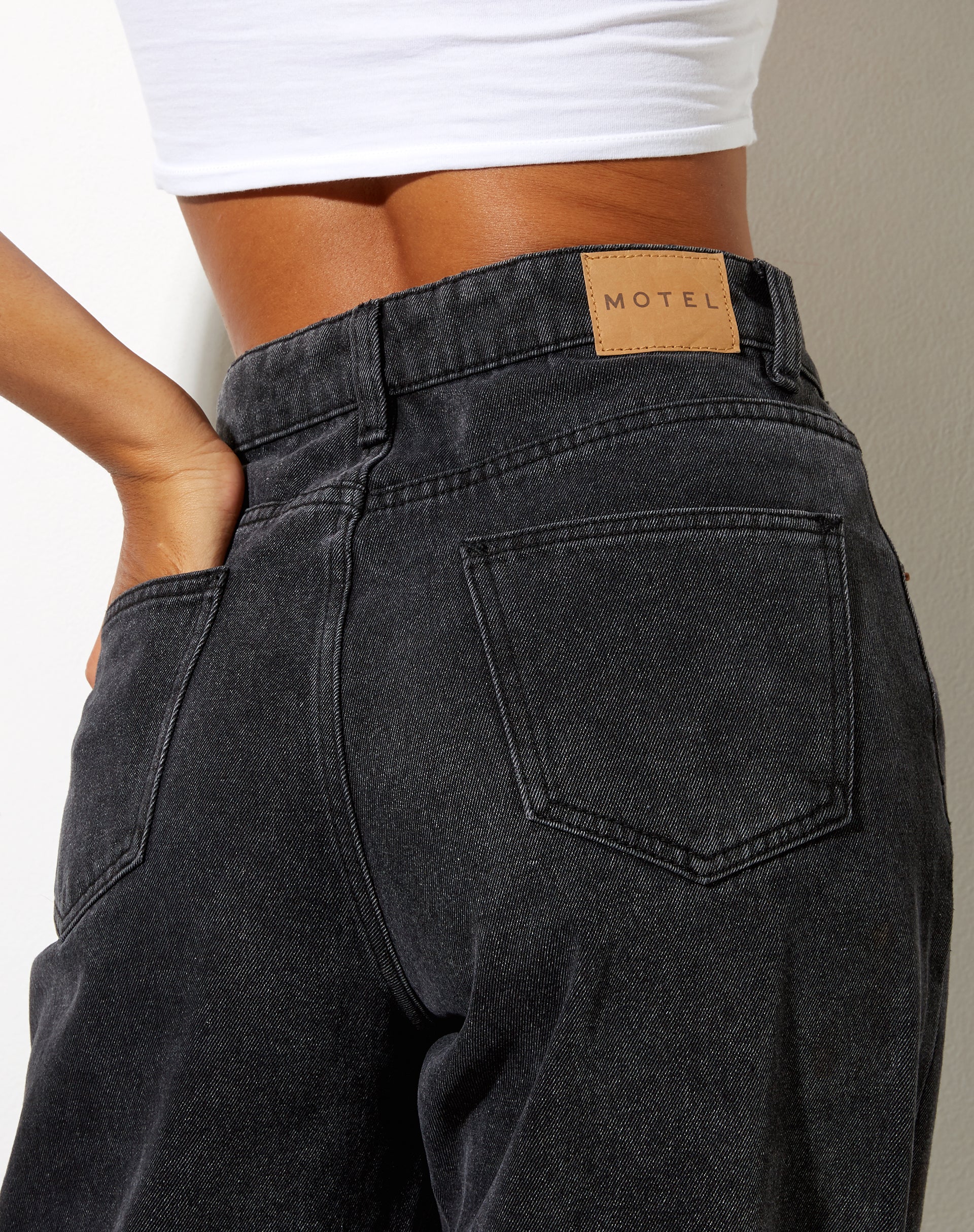 Bild von Split Parallel Jeans in schwarzer Waschung