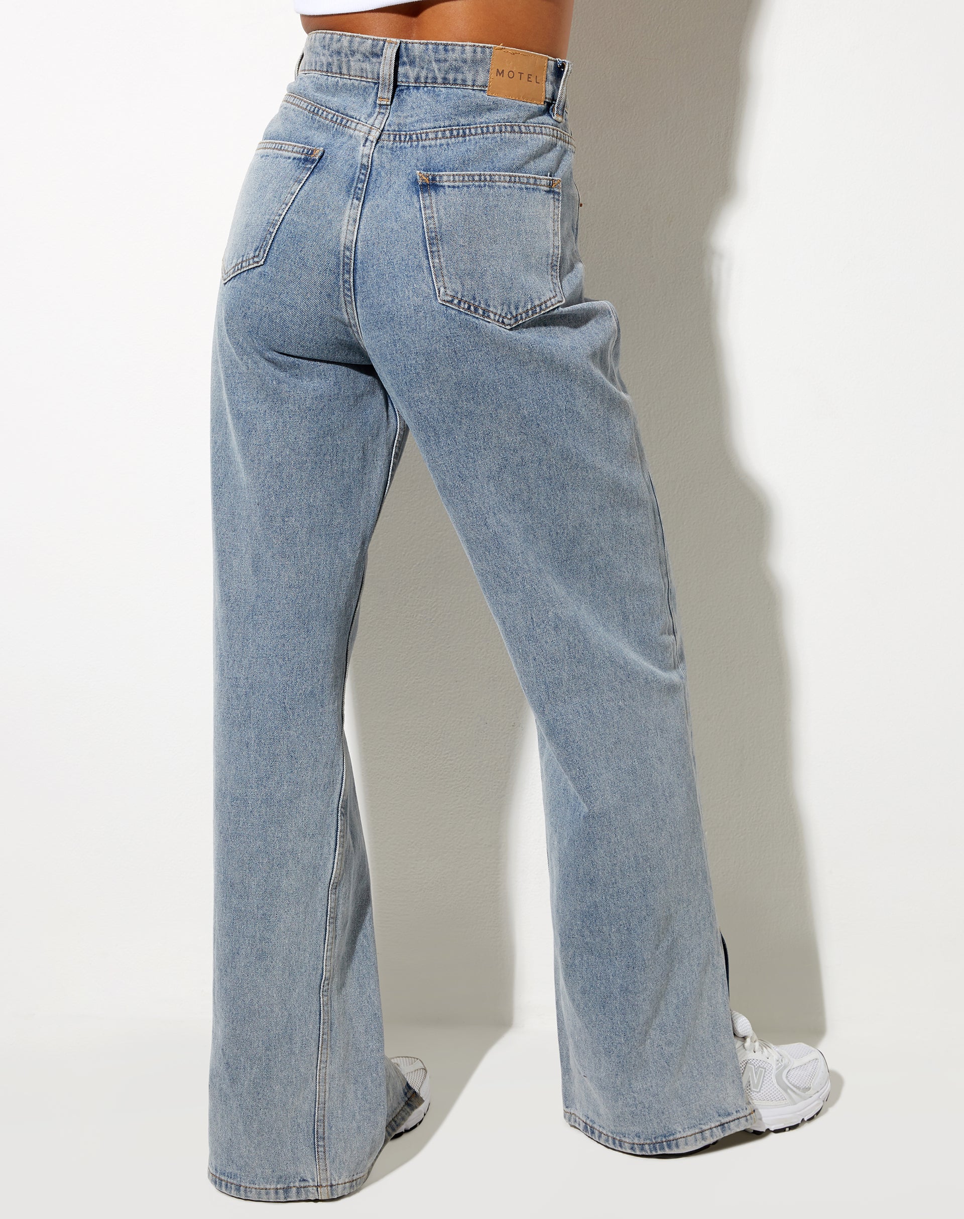 Bild von Split Parallel Jeans in hellblauer Waschung