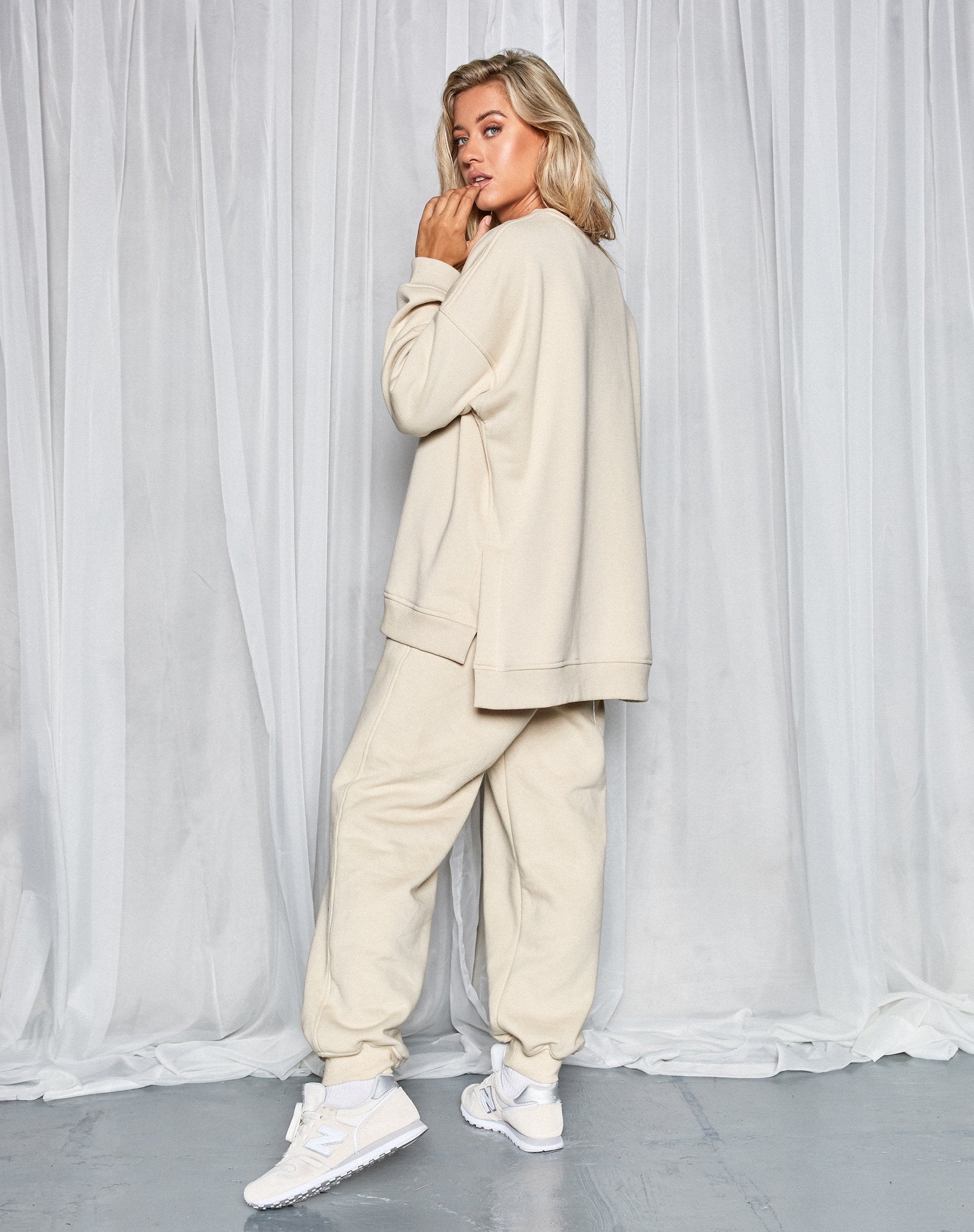 Bild von Suje Sweatshirt in Stein Cherub Lamour Label Stickerei