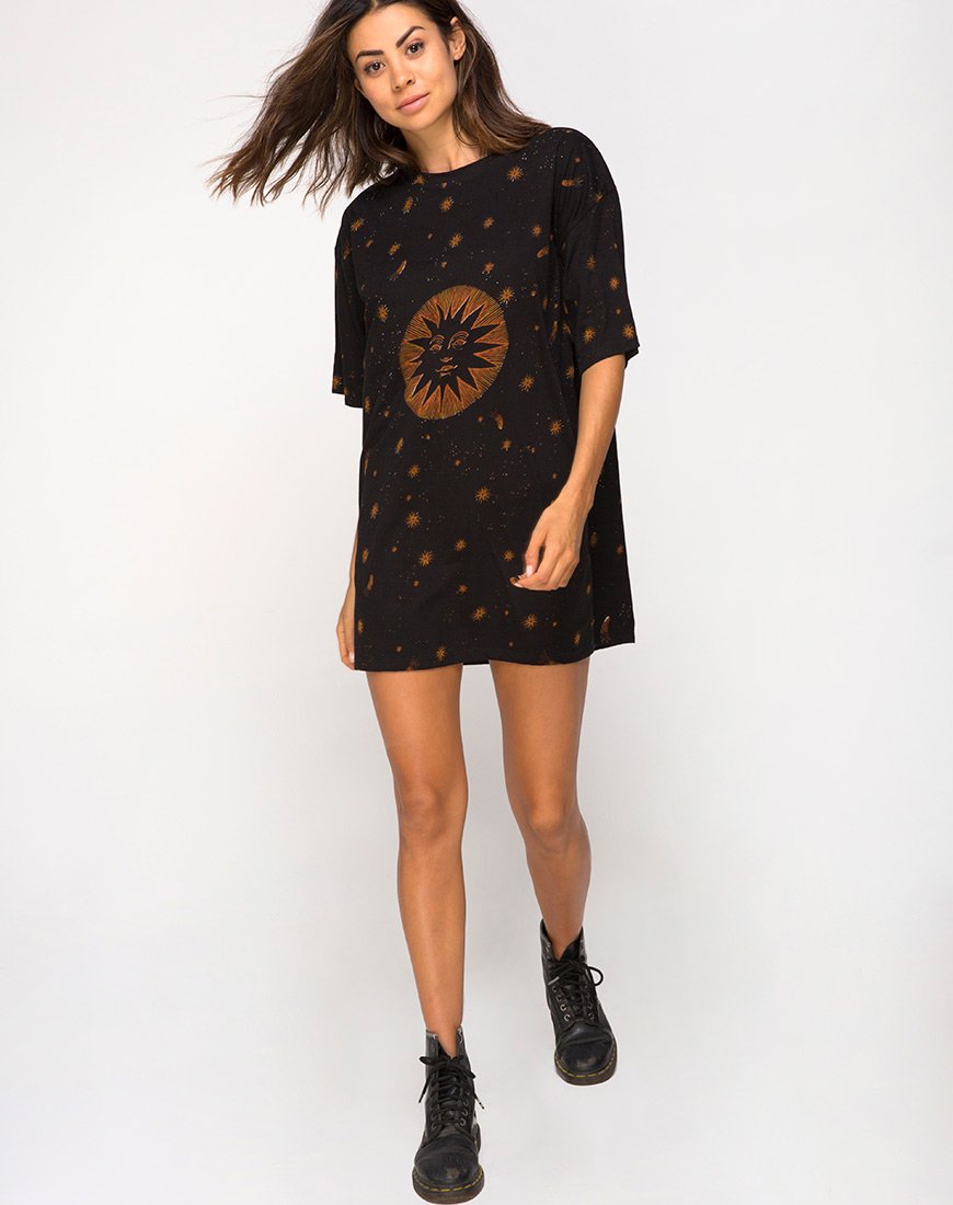 Bild von Sunny Kiss Tee in Celestial Black Platzierung