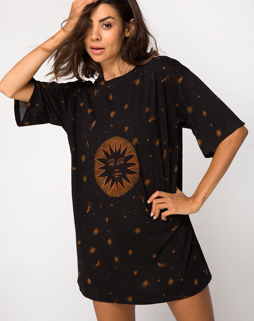 Sunny Kiss Tee in Celestial Black Platzierung