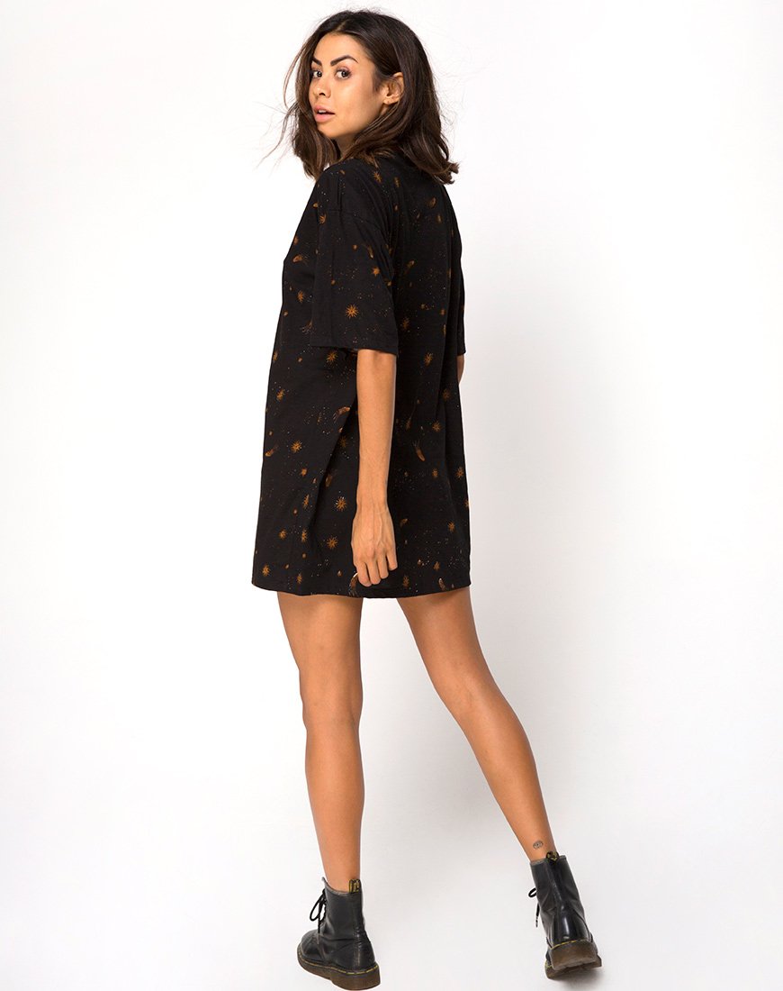 Bild von Sunny Kiss Tee in Celestial Black Platzierung