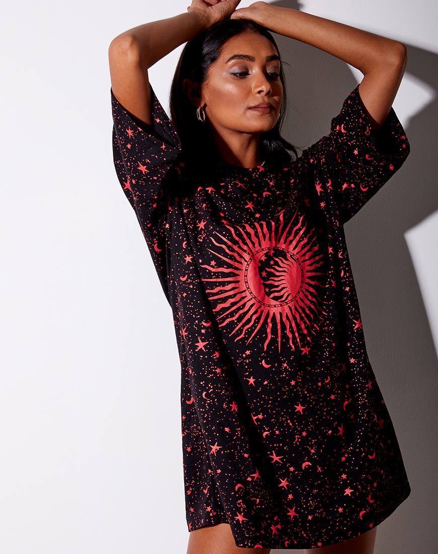 Sunny Kiss Tee in Schwarz und Rot Cosmos