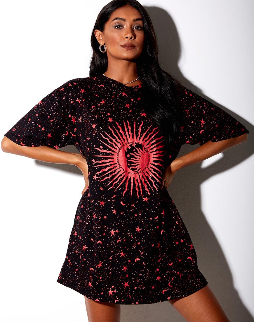 Sunny Kiss Tee in Schwarz und Rot Cosmos