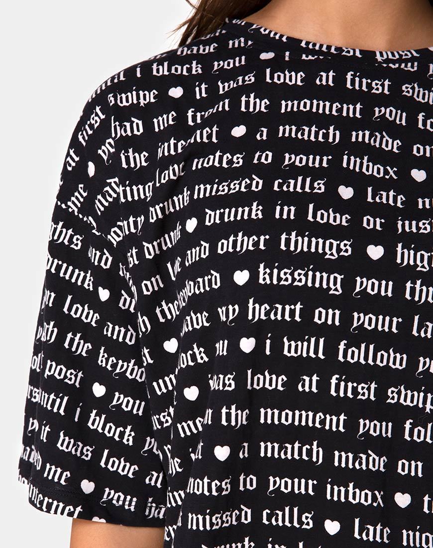 Bild von Sunny Kiss Tee in Schwarz mit Love At First Swipe Druck