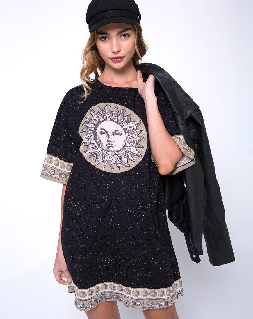 Sunny Kiss Oversize Tee in Eclipse Platzierung