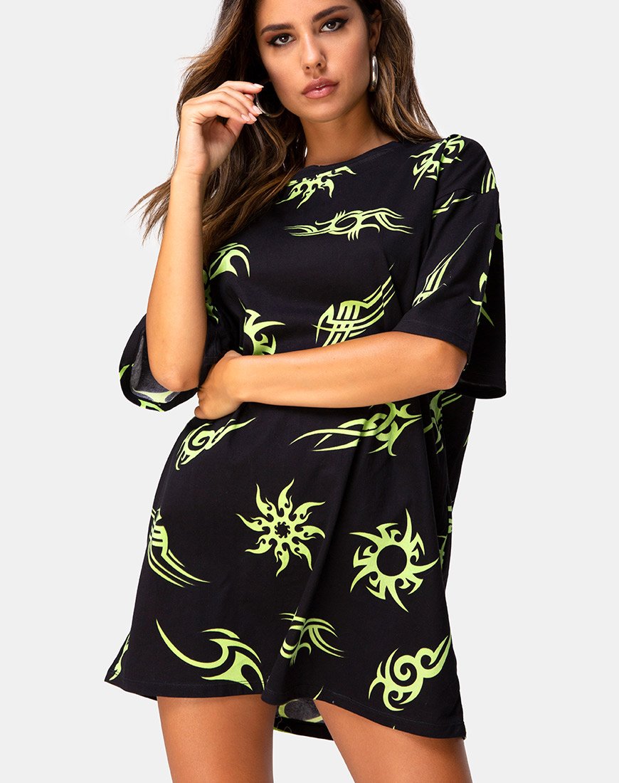 Bild von Sunny Kiss Tee in Schwarz mit Tribal-Repeat