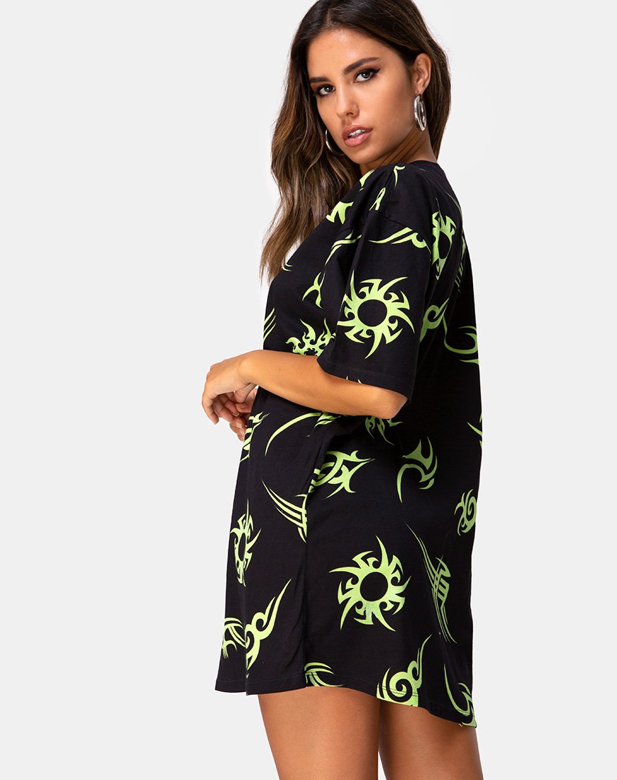 Bild von Sunny Kiss Tee in Schwarz mit Tribal-Repeat