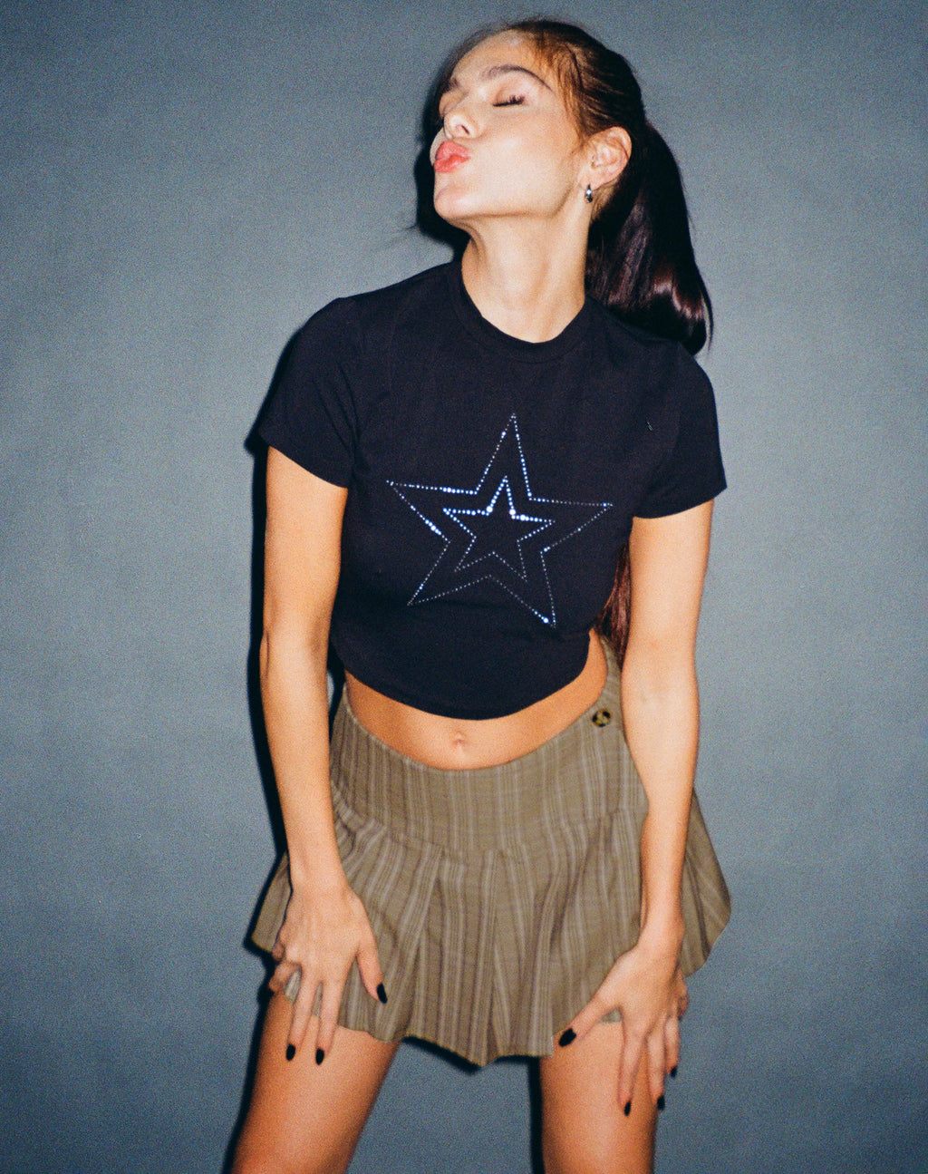 Surtila Crop Top in Schwarz Stern Hotfix Diamante