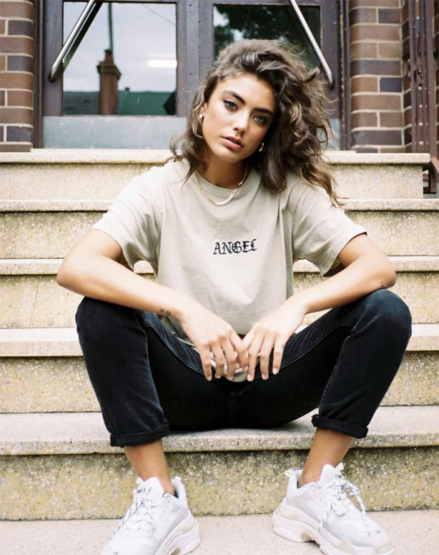 Oversize Basic Tee in Tan mit Engelsstickerei